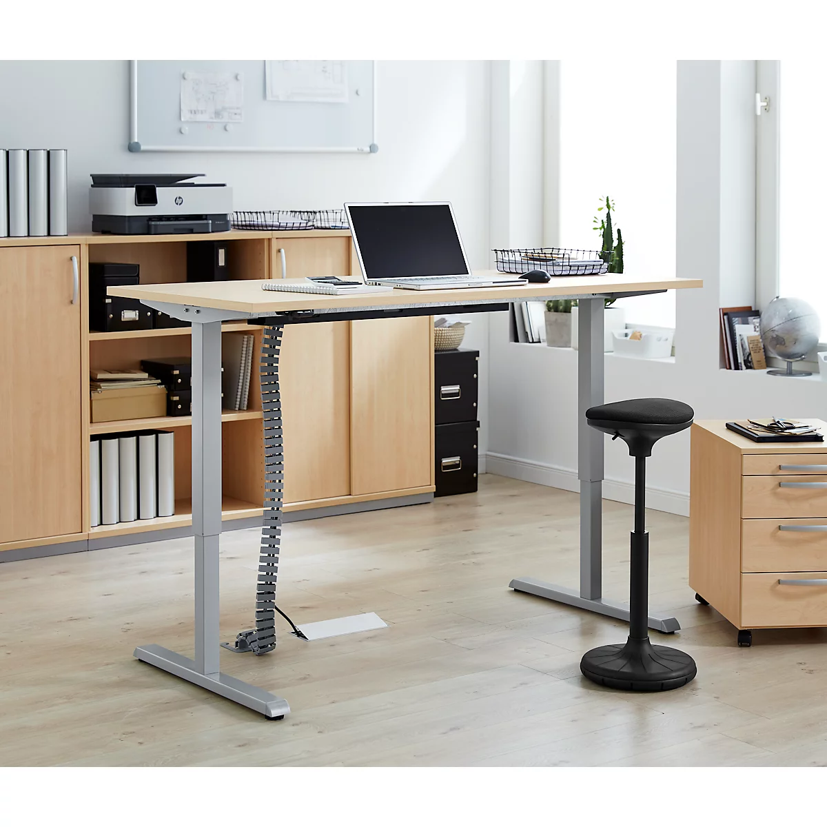Bureau, hauteur réglable électriquement, avec chaîne et passage de câbles, rectangulaire, pied en T, L 1600 x P 800 x H 715-1205 mm, érable/aluminium blanc