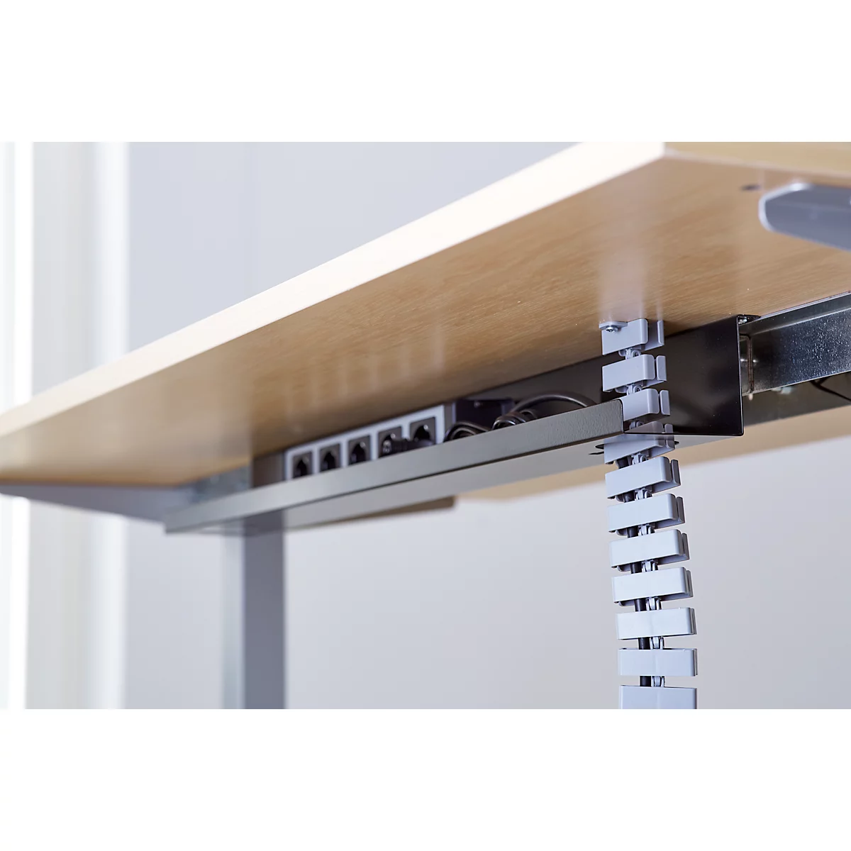 Bureau, hauteur réglable électriquement, avec chaîne et passage de câbles, rectangulaire, pied en T, L 1600 x P 800 x H 715-1205 mm, érable/aluminium blanc