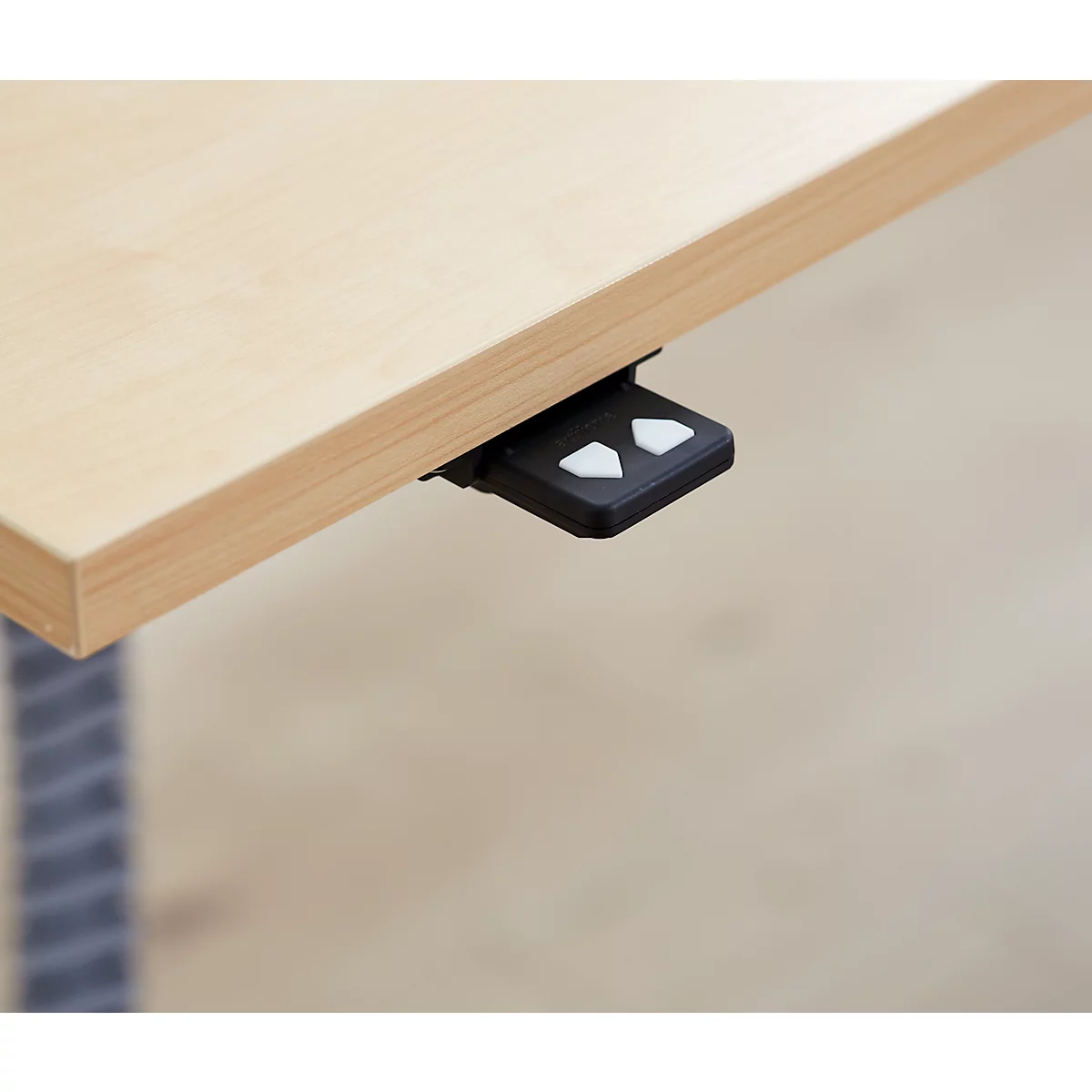 Bureau, hauteur réglable électriquement, avec chaîne et passage de câbles, rectangulaire, pied en T, L 1600 x P 800 x H 715-1205 mm, érable/aluminium blanc