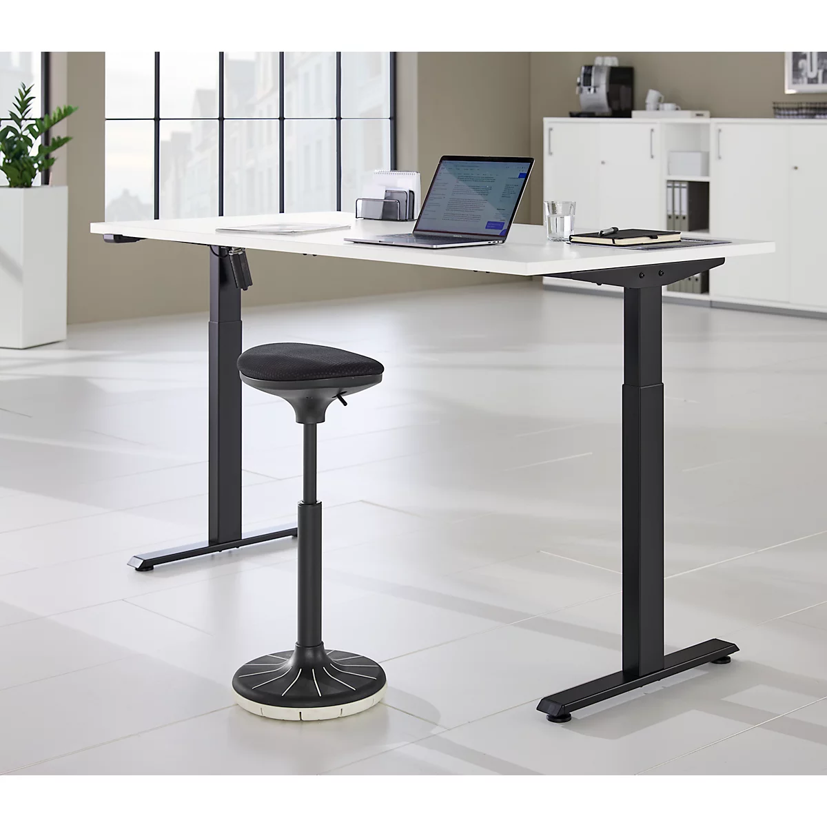 Bureau, hauteur réglable électriquement, rectangulaire, piétement en T, L 1600 x P 800 x H 720-1200 mm, blanc/noir