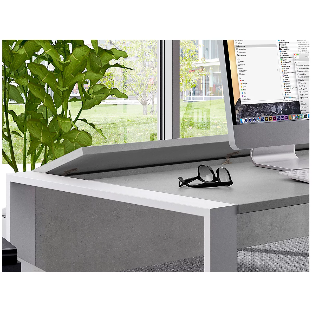 Bureau Home Office TEMPIO, rectangulaire, piètement traineau, L 1500 x P 800 x H 740 mm, avec support guide-câbles, béton/blanc