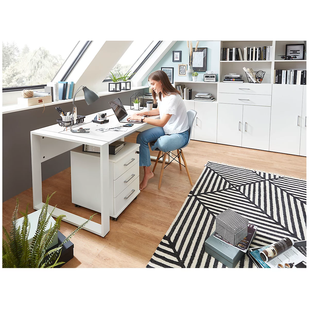 Bureau Home Office TEMPIO, rectangulaire, piètement traineau, L 1500 x P 800 x H 740 mm, avec support guide-câbles, chêne Hickory/anthracite 