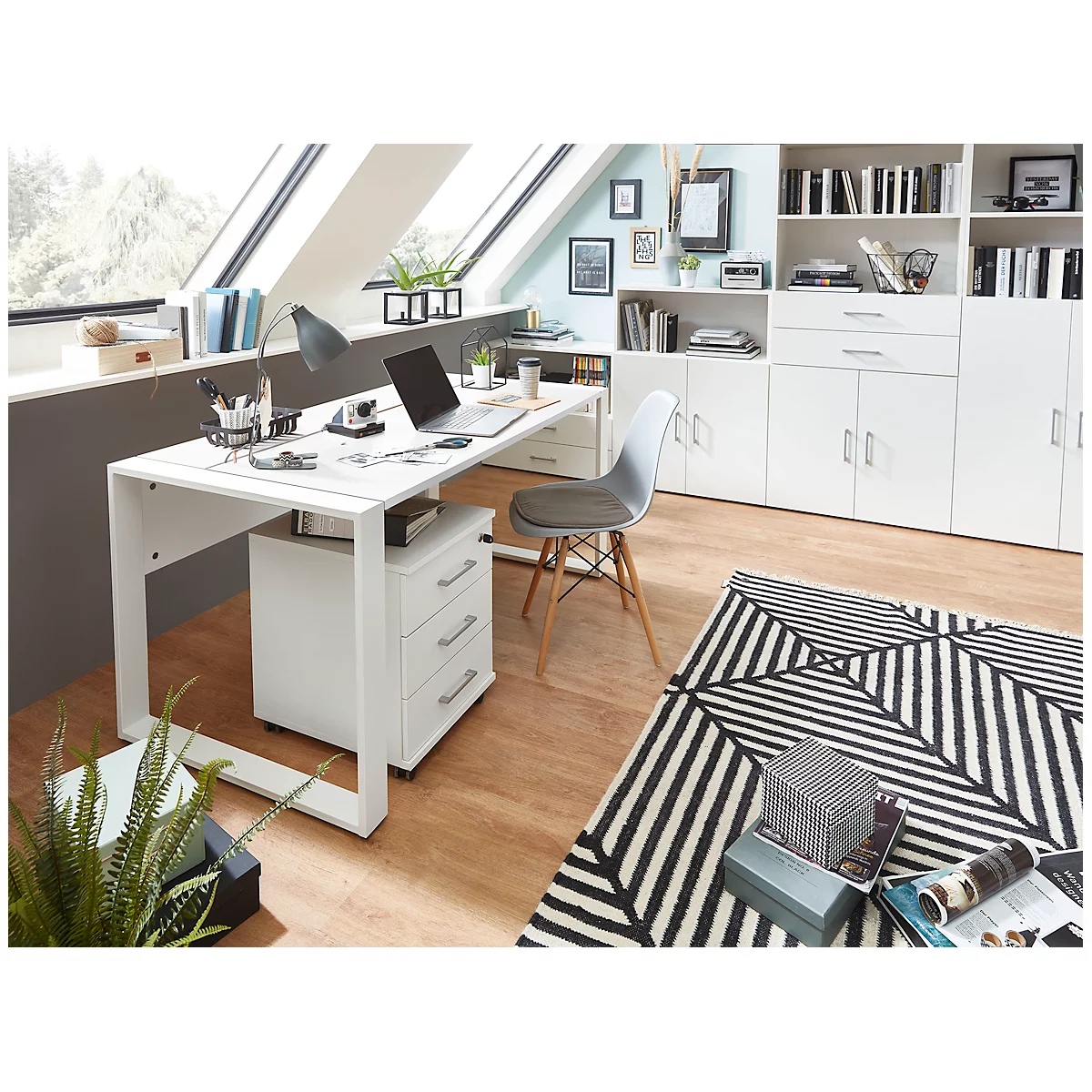 Bureau Home Office TEMPIO, rectangulaire, piètement traineau, L 1500 x P 800 x H 740 mm, avec support guide-câbles, chêne Hickory/anthracite 