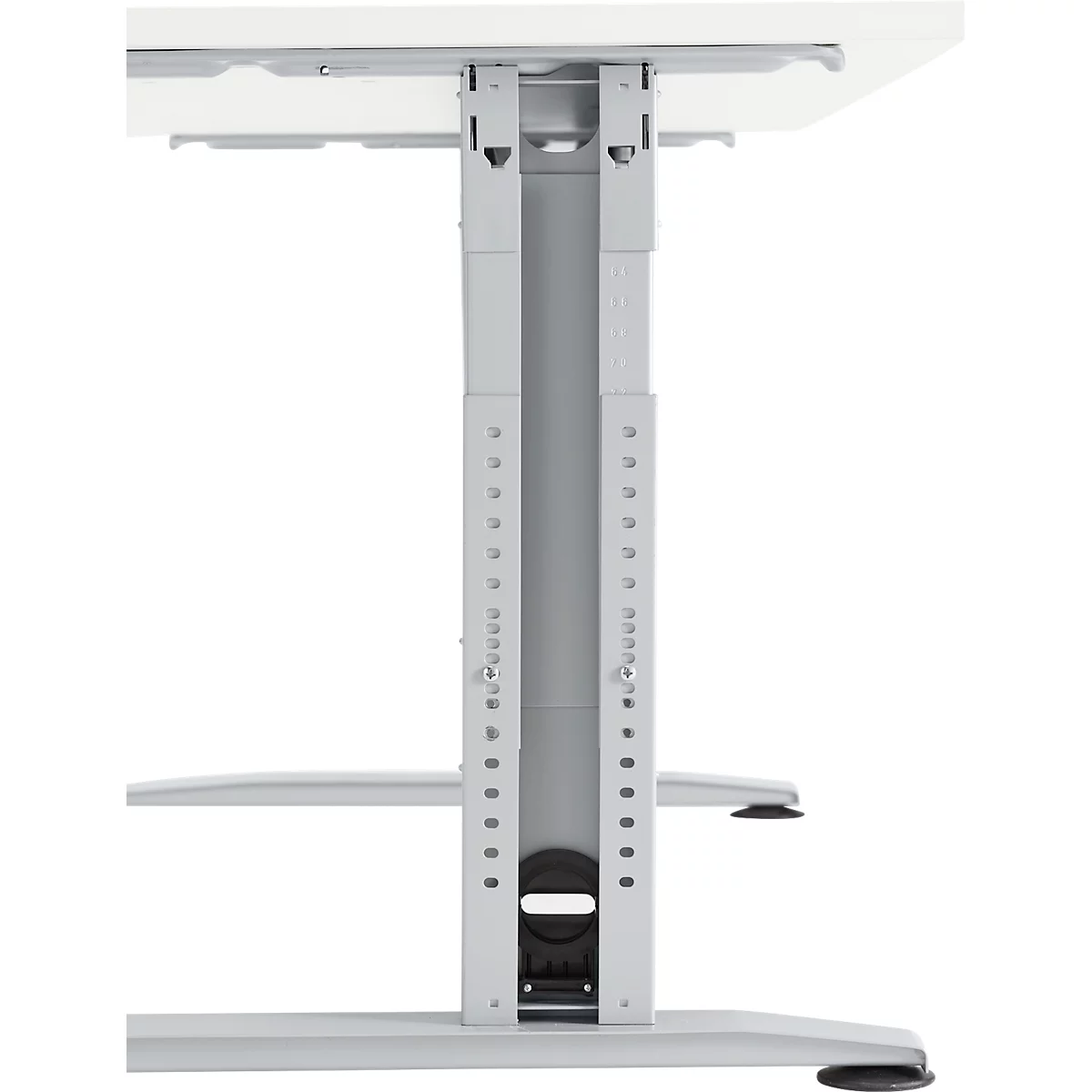 Gros plan du cadre de bureau réglable en hauteur. Le cadre est en métal, avec un plateau de table blanc et des colonnes grises.