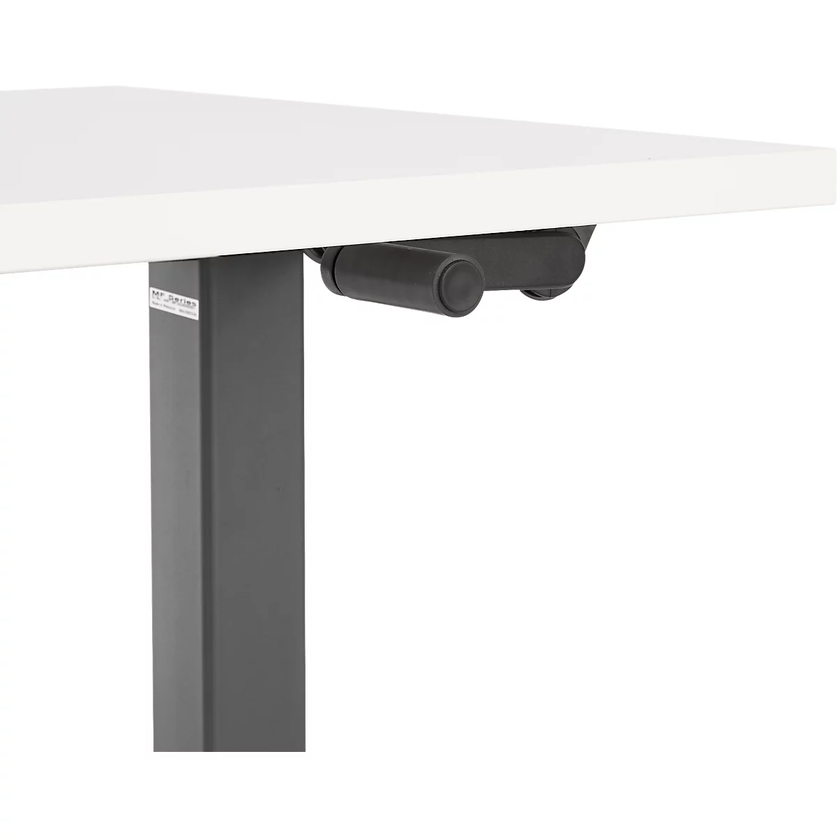 Détail d'un bureau réglable en hauteur. Commandes noires sous un plateau de table blanc.