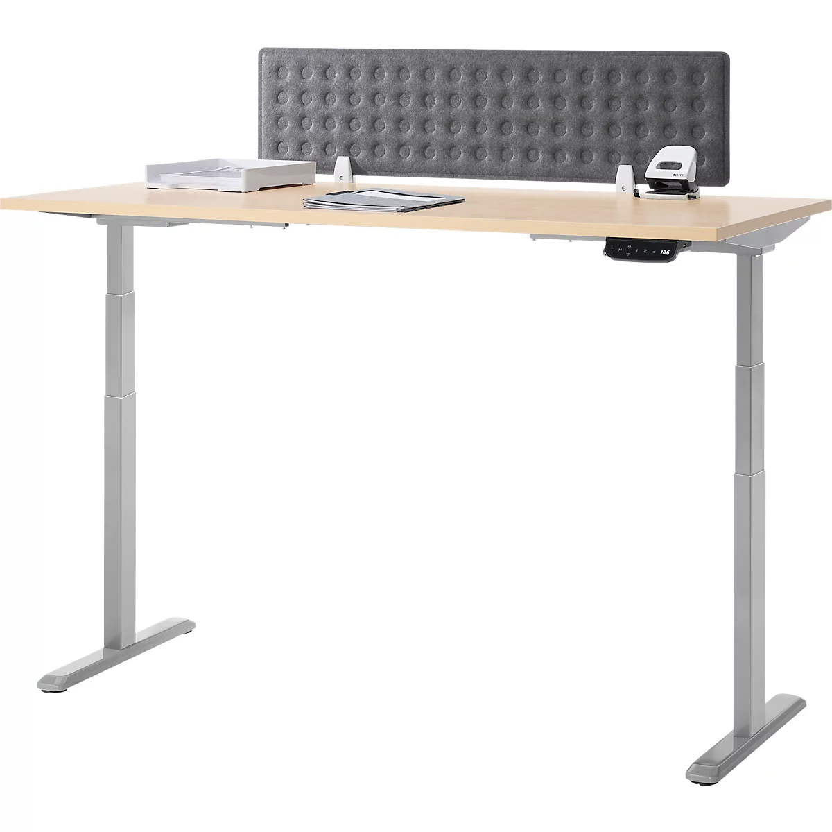 Lichtbruine, in hoogte verstelbare bureau met grijze, gewatteerde scheidingswand. Op het bureau liggen mappen, een nietmachine en schrijfgerei.