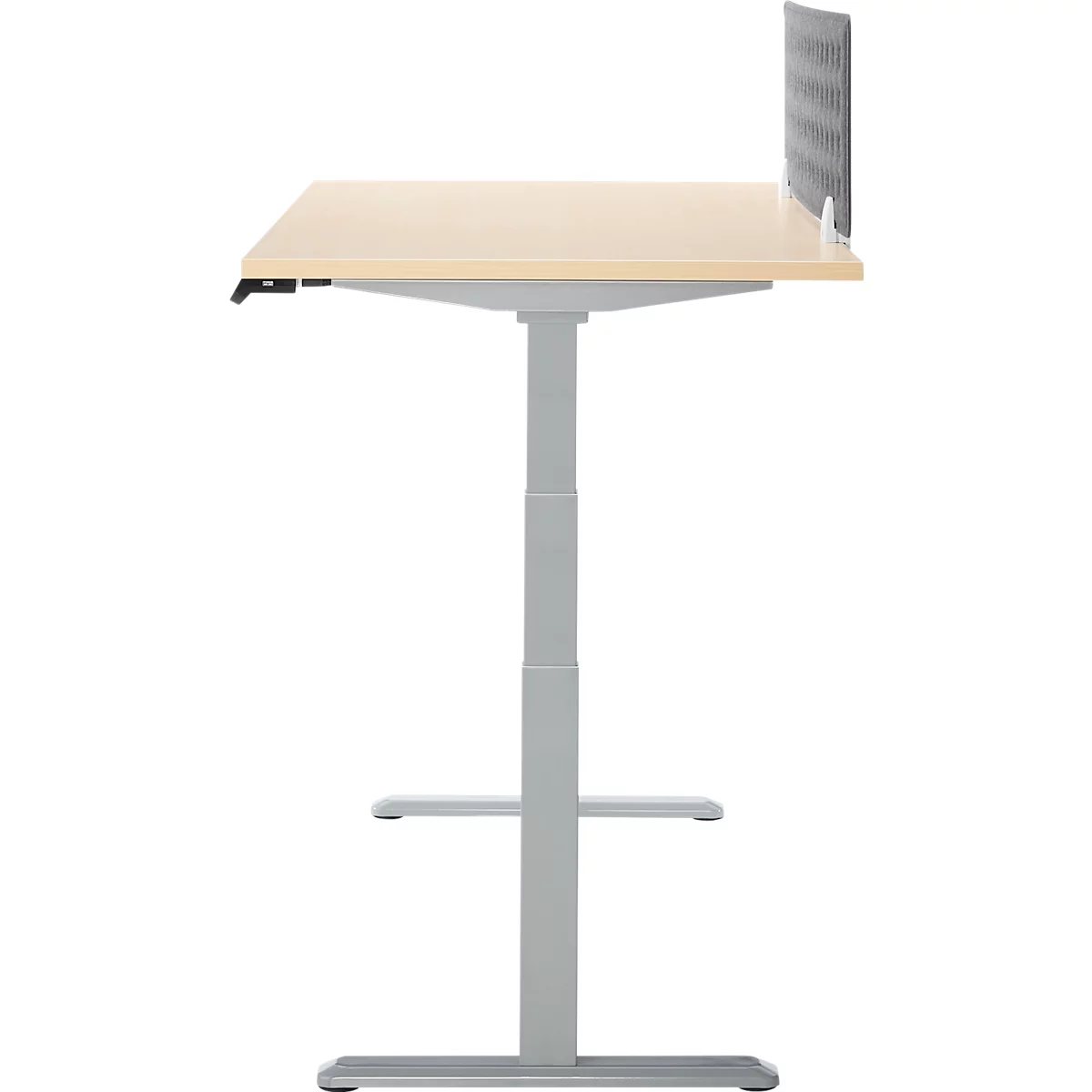 Een in hoogte verstelbaar bureau in licht houten design, met een grijs frame en een grijs privacyscherm.