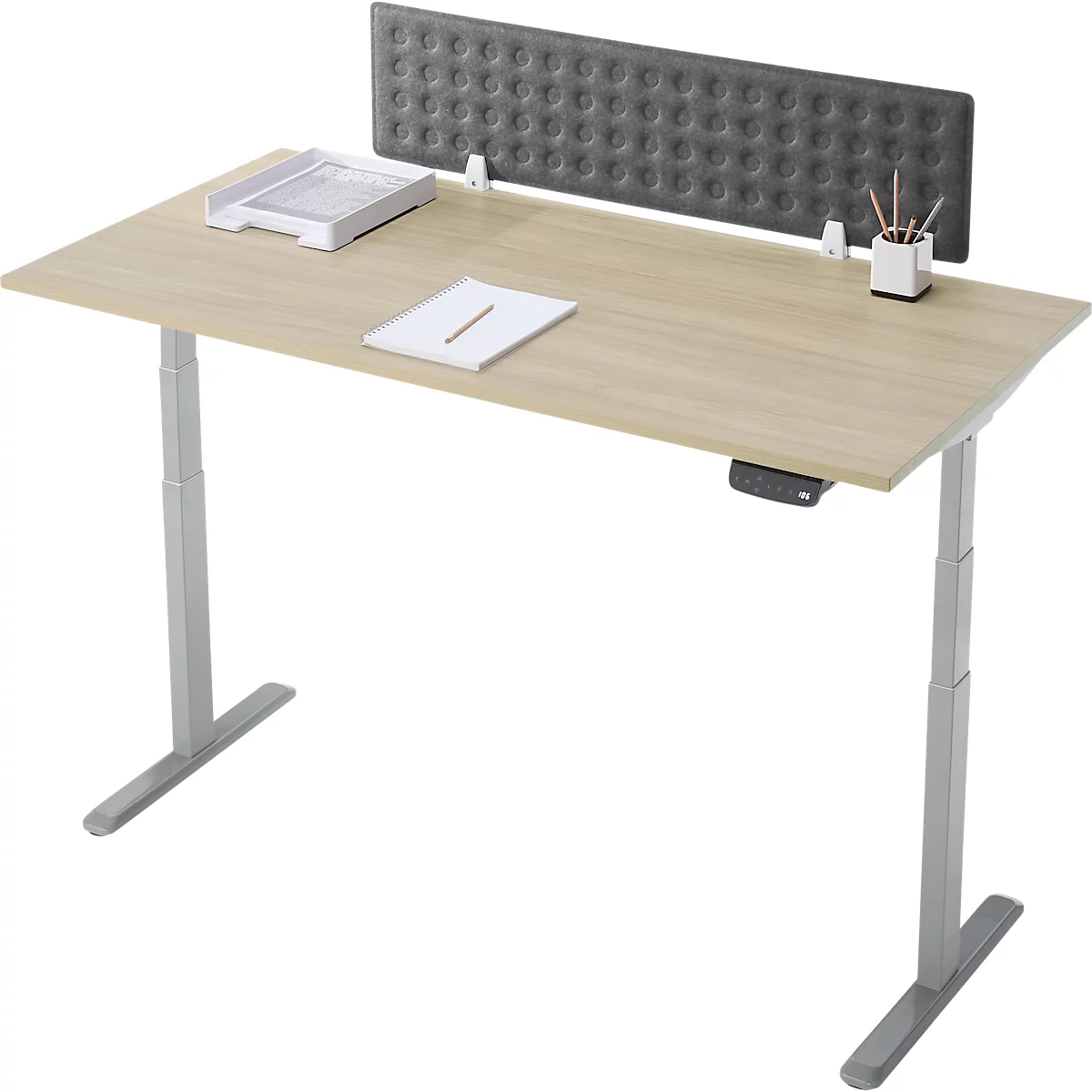 In hoogte verstelbaar bureau met grijs frame en lichtbruin tafelblad. Er liggen briefjes en pennen op de tafel.
