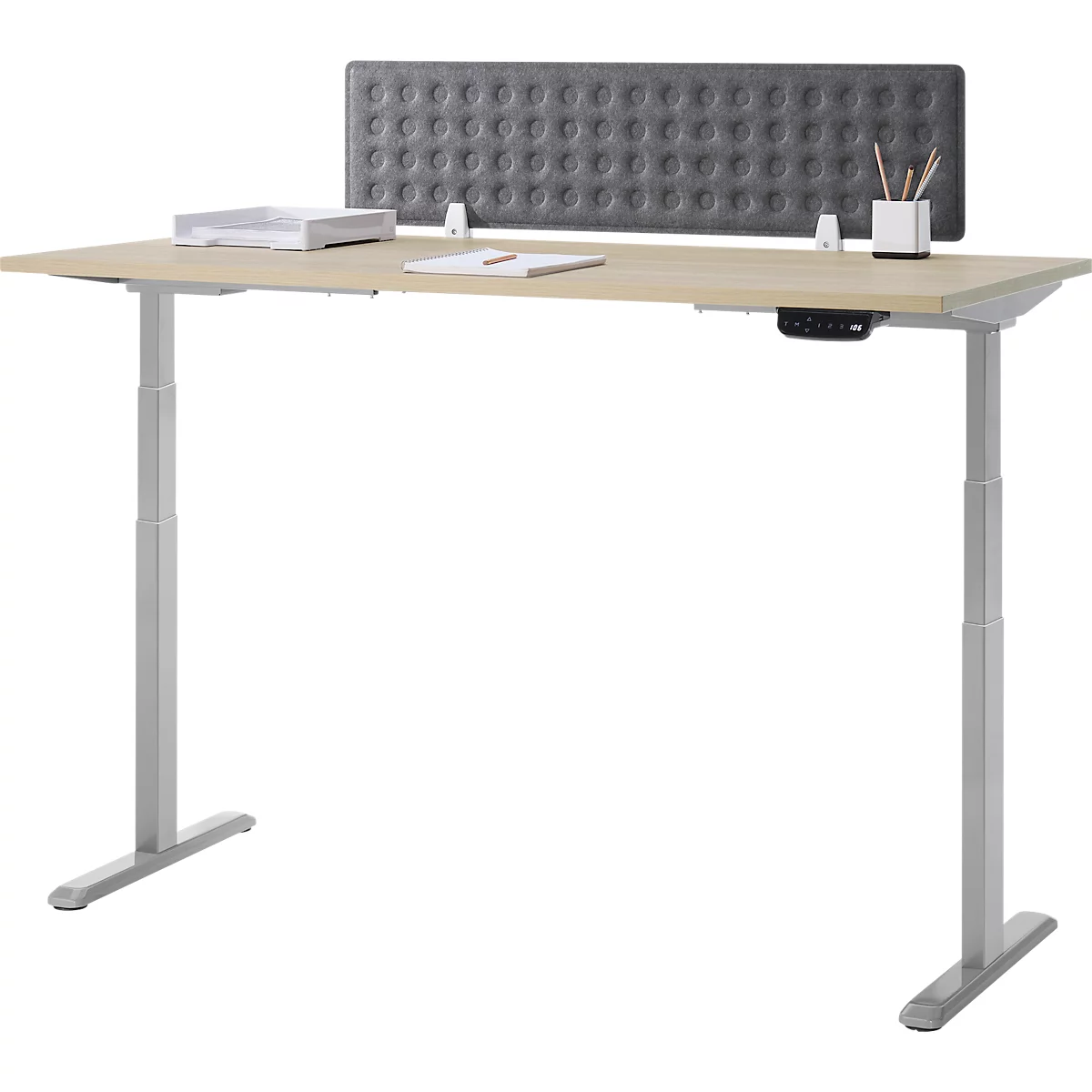 Een in hoogte verstelbaar bureau met grijze metalen poten, een houten blad en een grijze gewatteerde scheidingswand.
