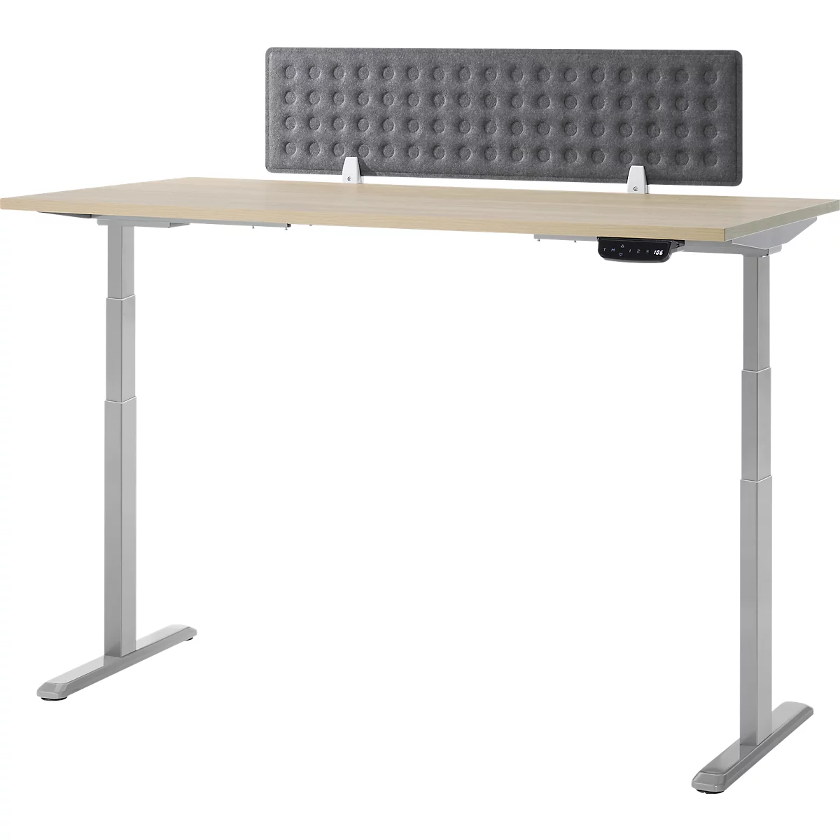 Een in hoogte verstelbaar bureau met een grijze stoffen achterwand. Houten tafelblad, zilveren poten.