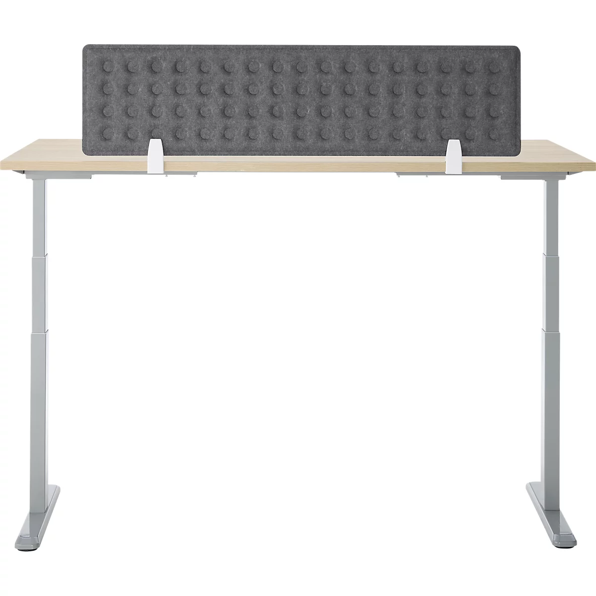 In hoogte verstelbaar bureau met grijze stoffen scheidingswand. Tafelblad, poten en beugels zijn zichtbaar.
