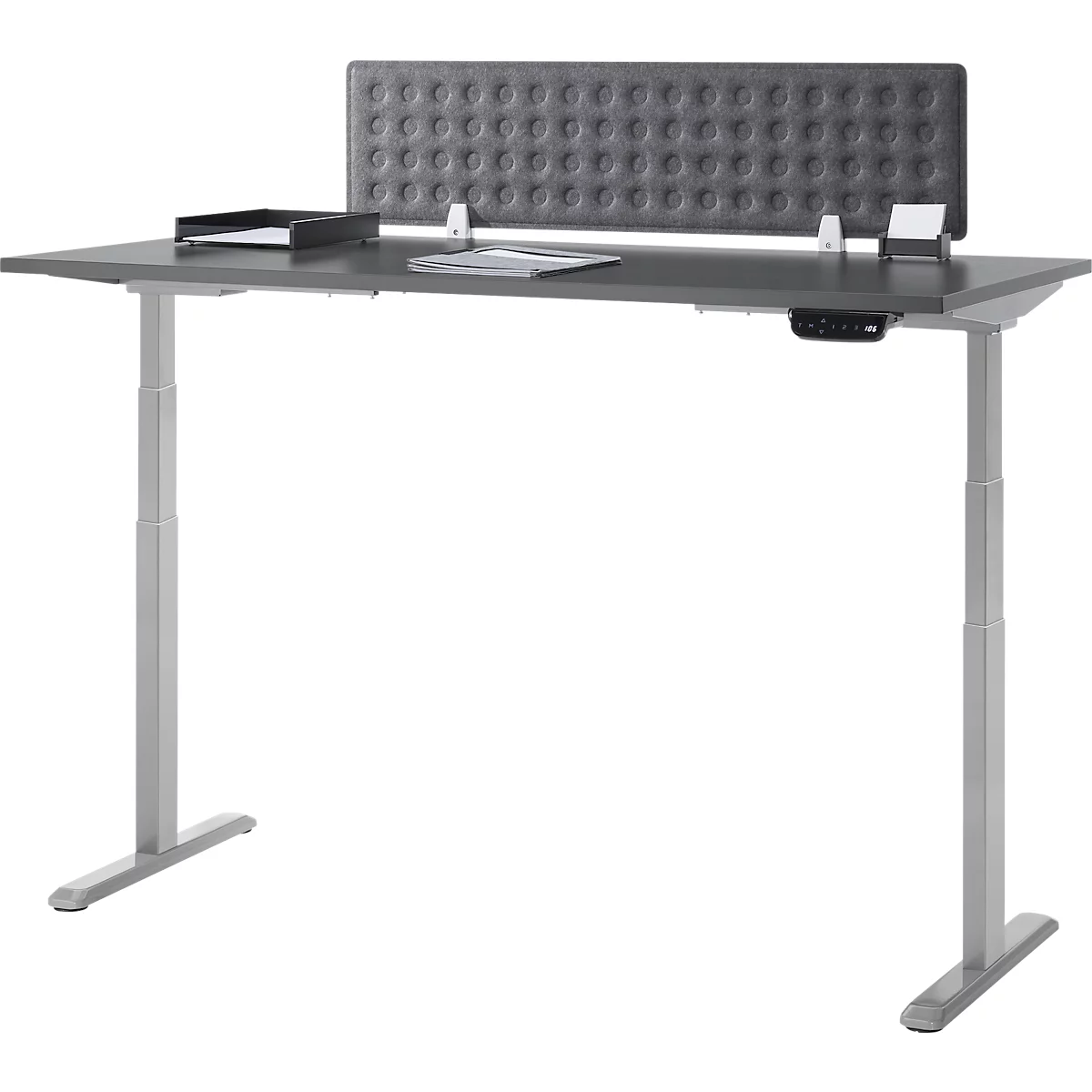 Een grijze, in hoogte verstelbare bureau met een gewatteerde geluidswand en kantoorbenodigdheden. De hoogte van de tafel is verstelbaar.