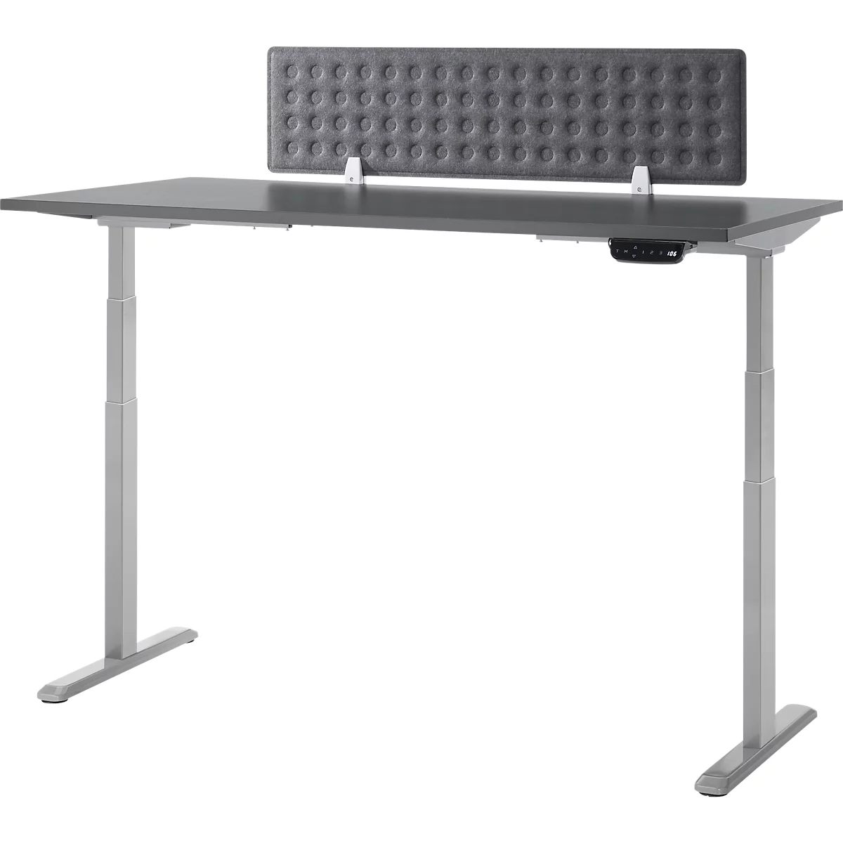 Grijs in hoogte verstelbaar bureau met grijs gevoerd scherm. Het bureau heeft zilveren poten en een bedieningspaneel onder het tafelblad.