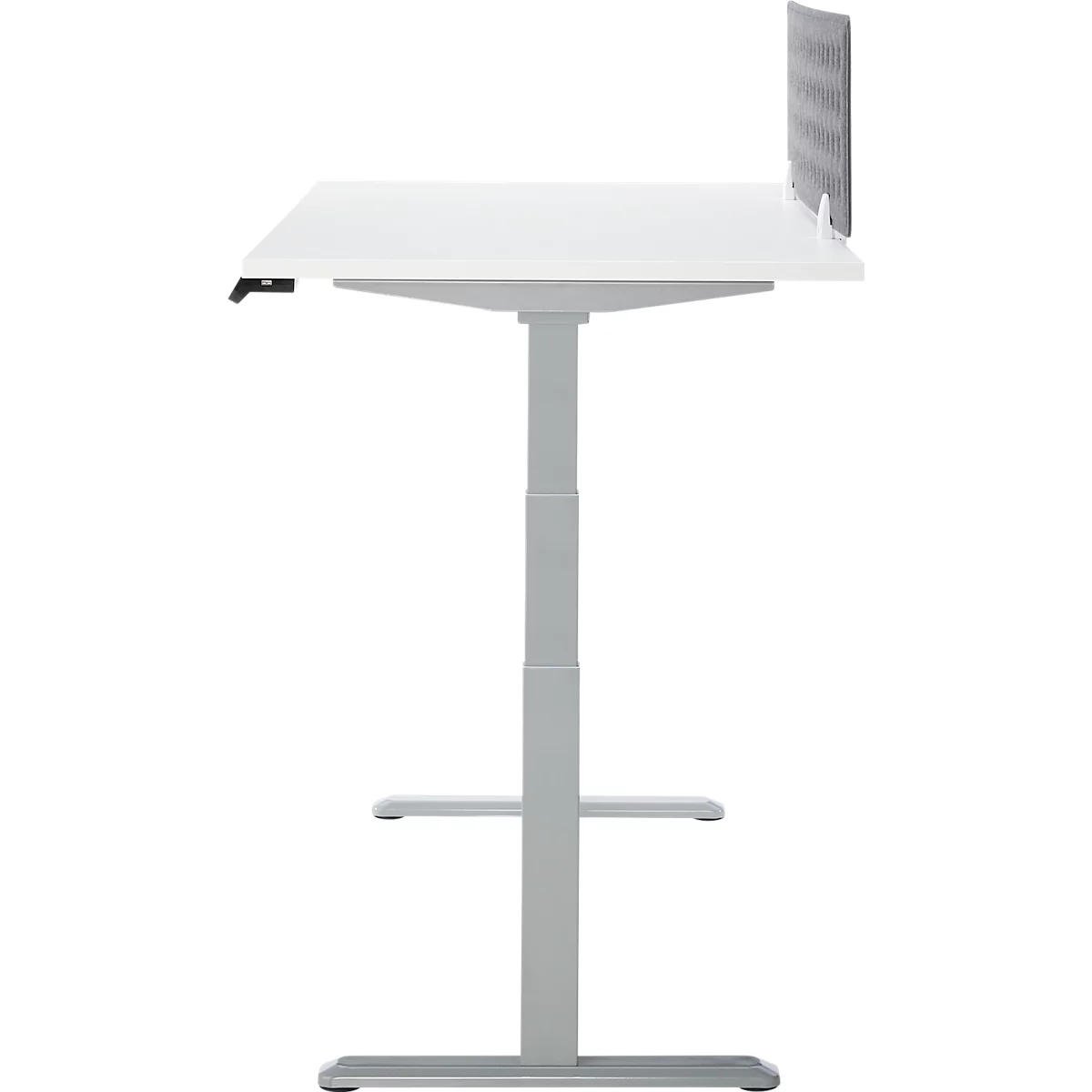 Wit, in hoogte verstelbaar bureau met een grijs frame en een geperforeerd metalen scheidingswand.