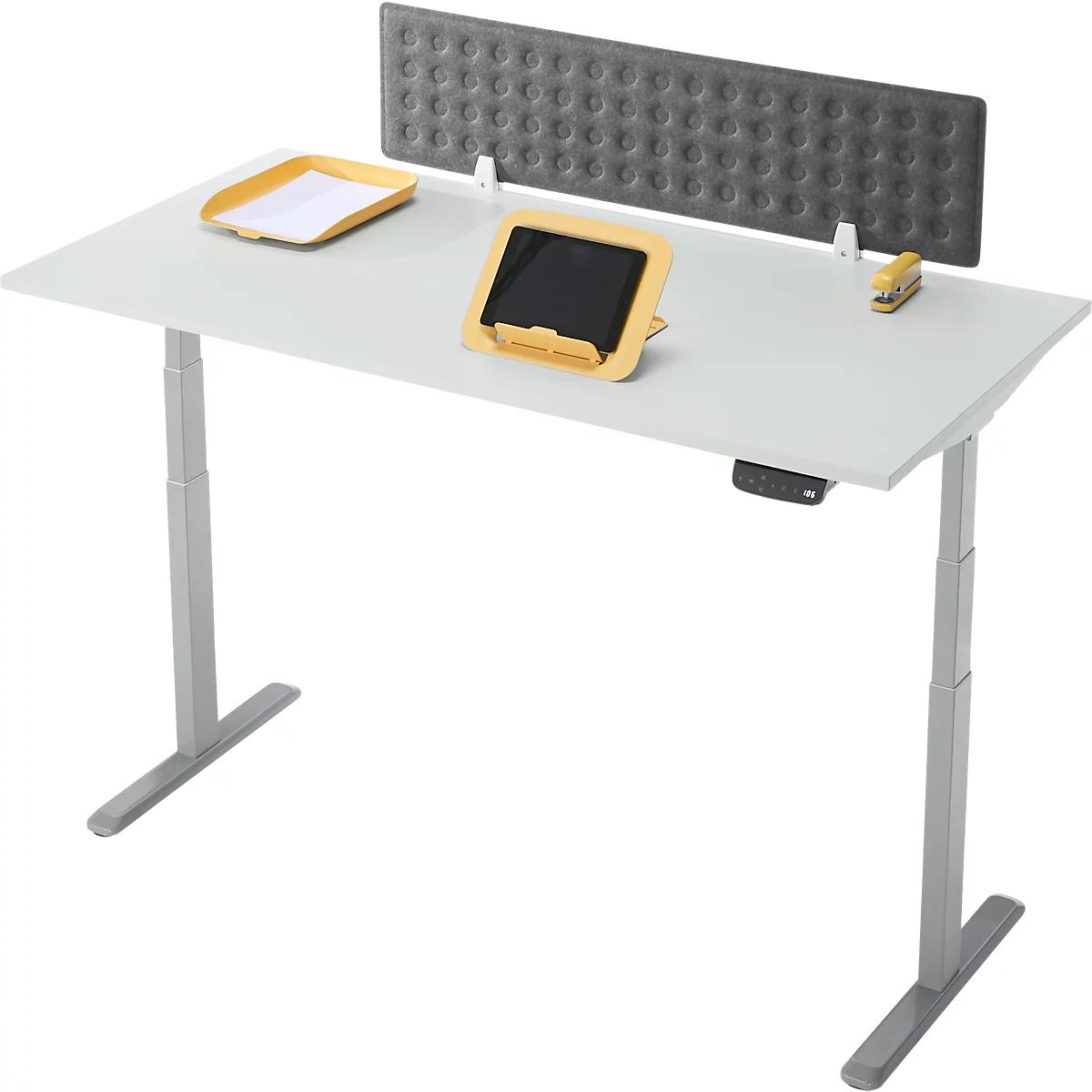 Een witte, in hoogte verstelbare bureau met accessoires. Daarop een grijs paneel, een gele tablethouder, een bakje en een nietmachine.