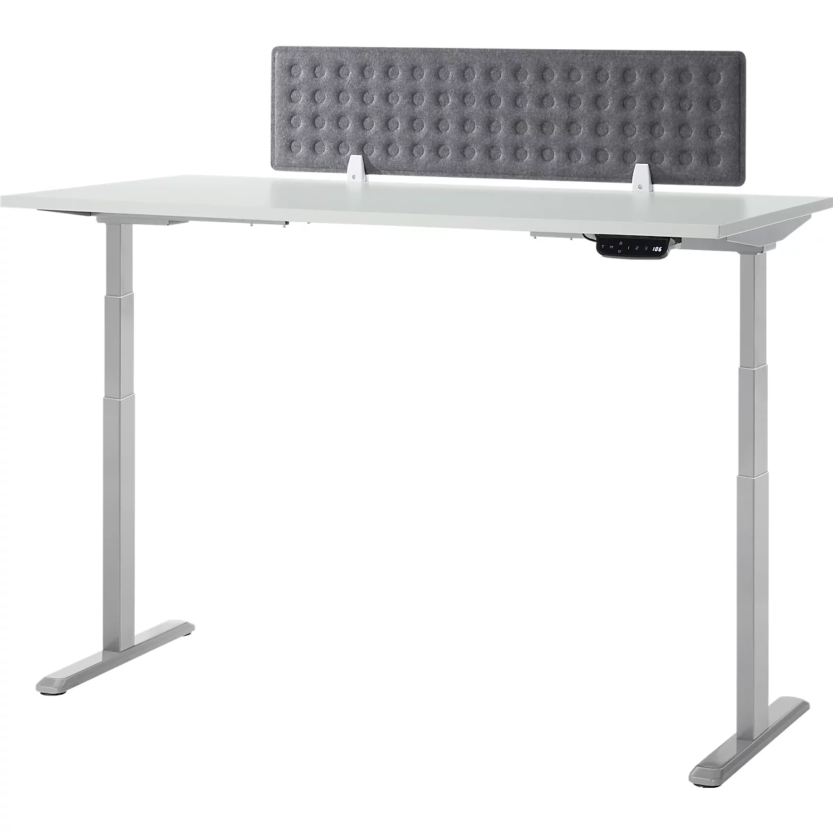 Een witte, in hoogte verstelbare bureau met een grijs, gewatteerd privacyscherm.