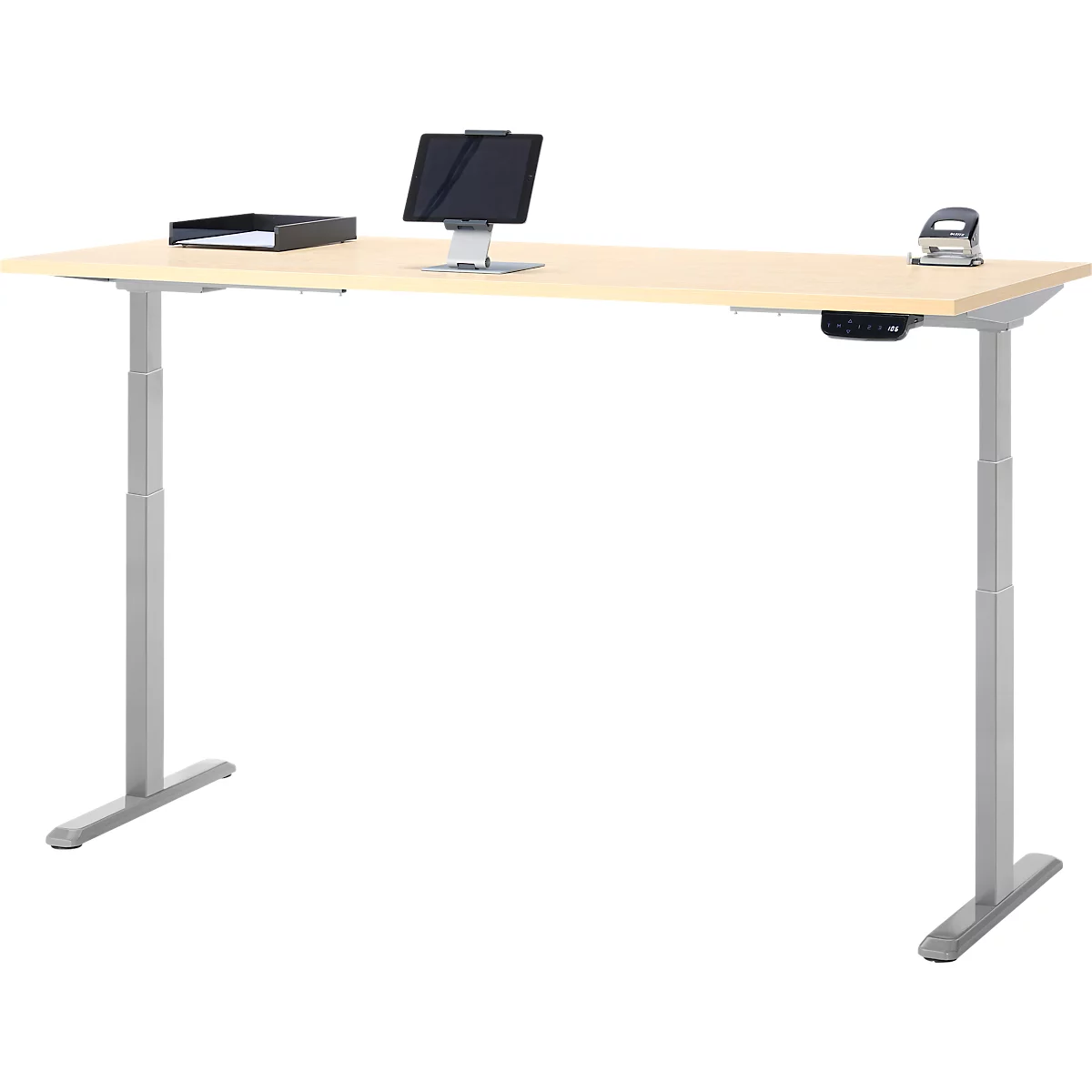 In hoogte verstelbaar lichtbruin bureau met zilveren poten. Op het tafelblad liggen een tablet, een perforator en een bakje.