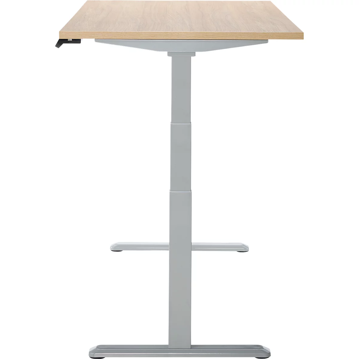 Un bureau réglable en hauteur avec un plateau de table brun clair et un cadre gris. Le plateau de table est rectangulaire, le cadre se compose d'un pilier et d'un pied.
