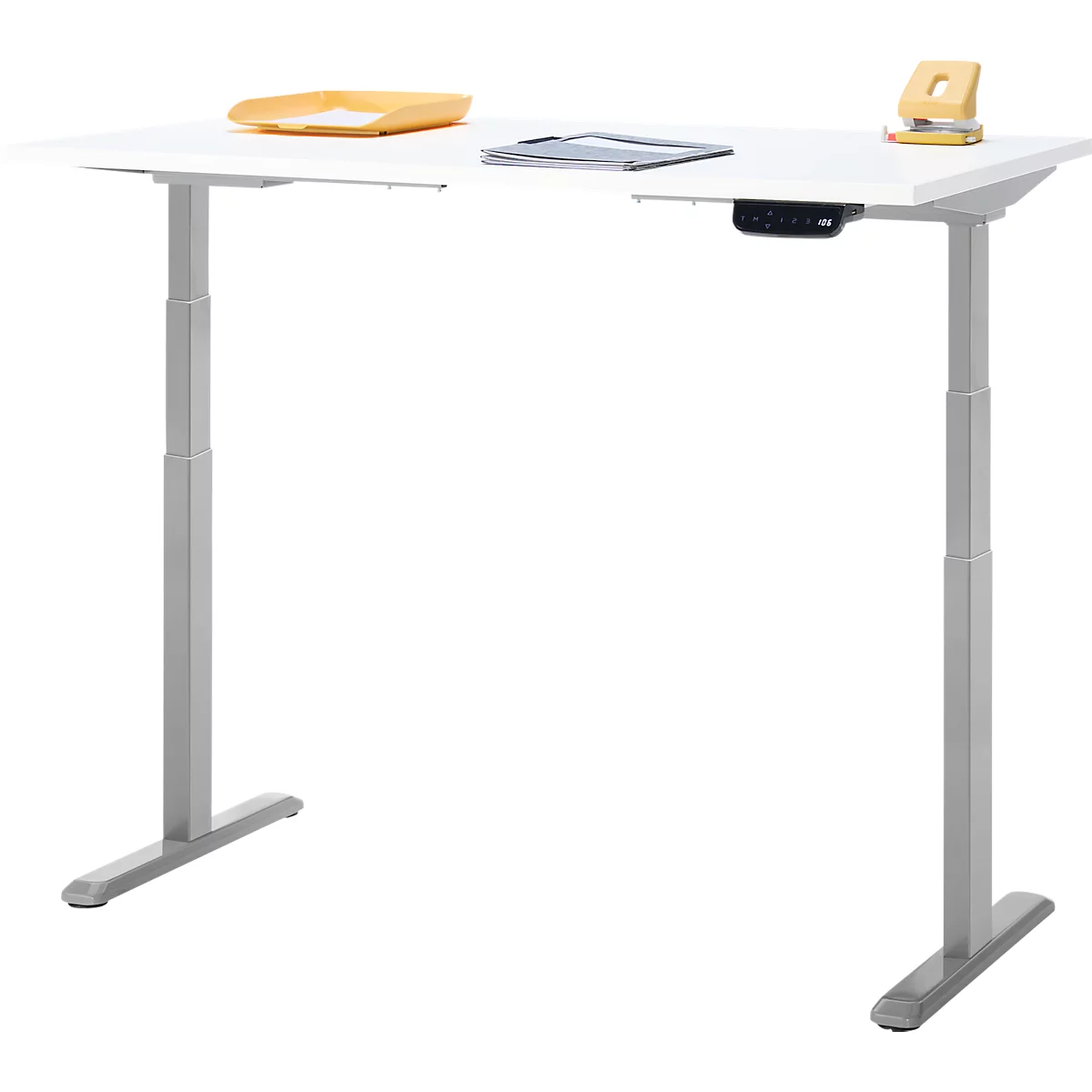 Bureau d'angle blanc réglable en hauteur, avec accessoires.
