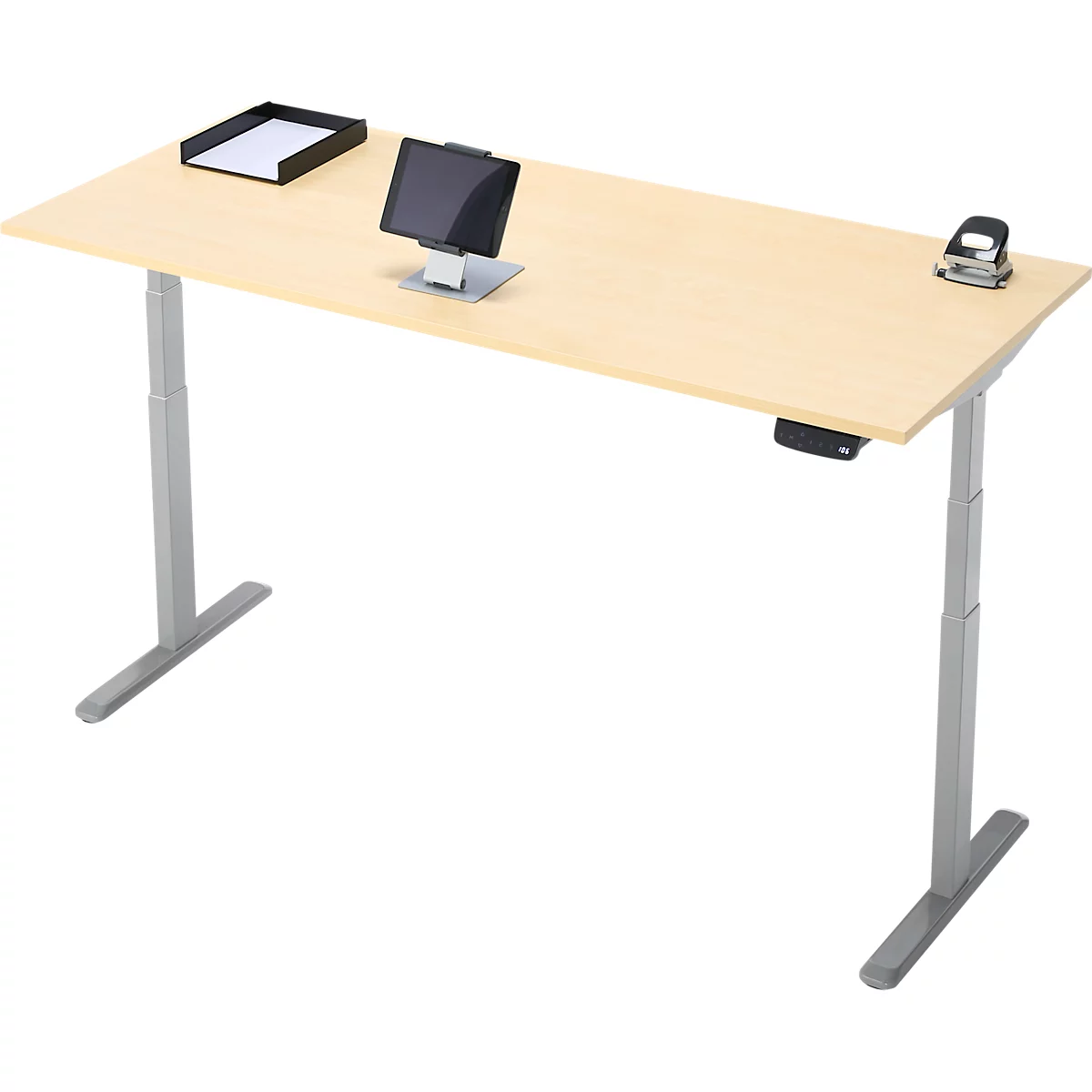 Bureau clair réglable en hauteur avec tablette, perforatrice et corbeille à papier.
