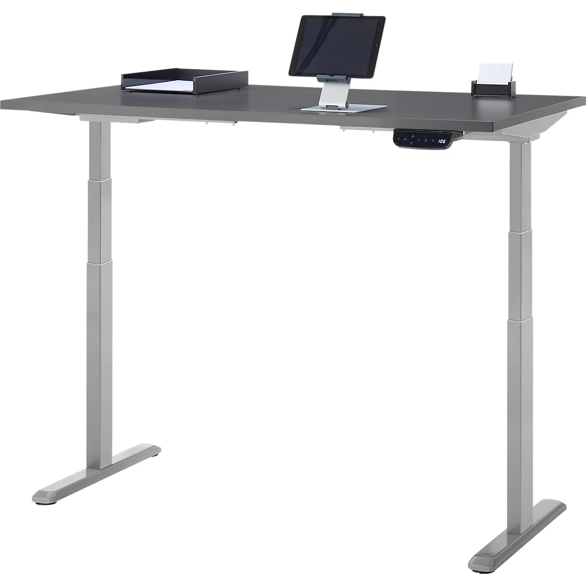 Un bureau gris réglable en hauteur avec tablette, plateau et porte-notes.