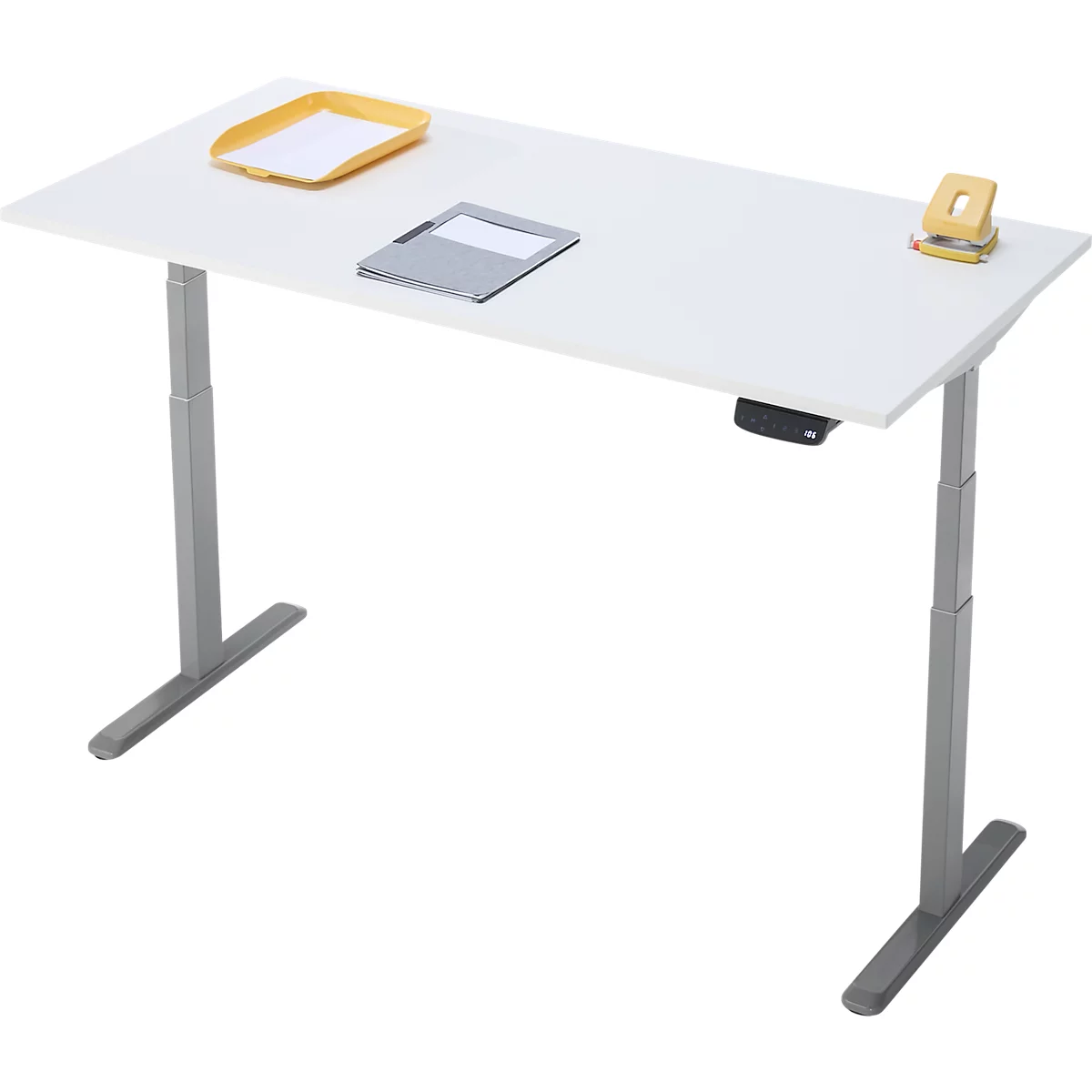 Un bureau blanc réglable en hauteur sur fond neutre, avec des accessoires.