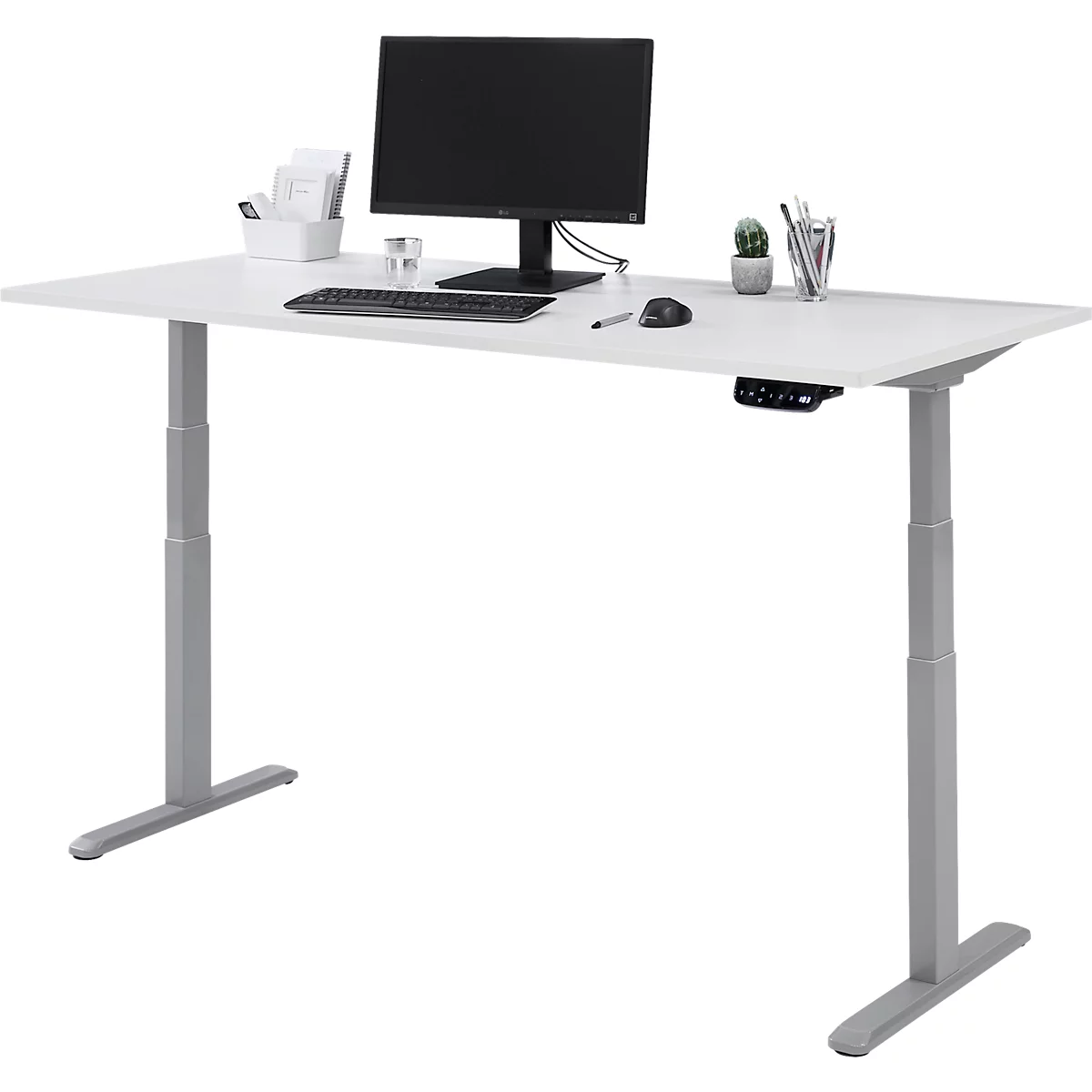 Un bureau blanc réglable en hauteur avec un moniteur, un clavier, une souris et des accessoires de bureau.