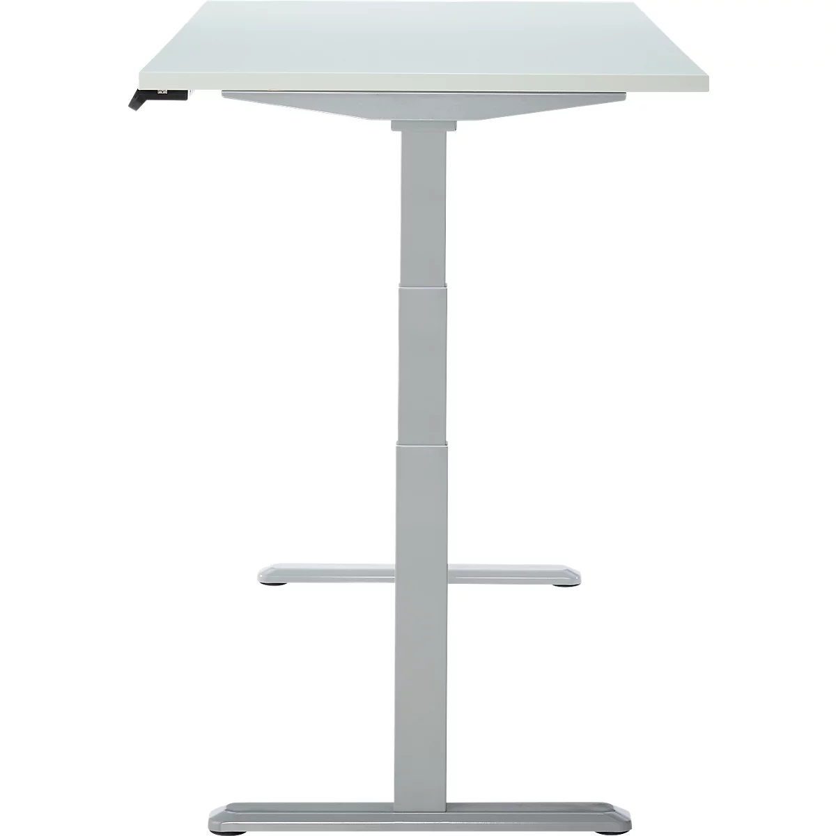 Bureau debout avec plateau blanc et cadre gris. Le bureau est réglable en hauteur. Un repose-pieds dans la partie inférieure.