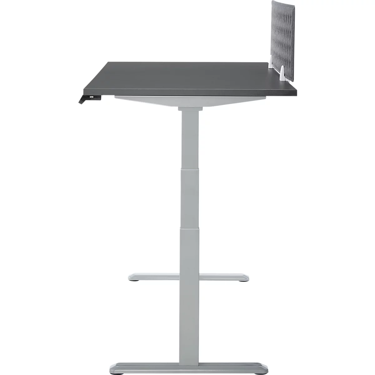 Bureau gris, réglable en hauteur, avec plateau divisé et écran de confidentialité.