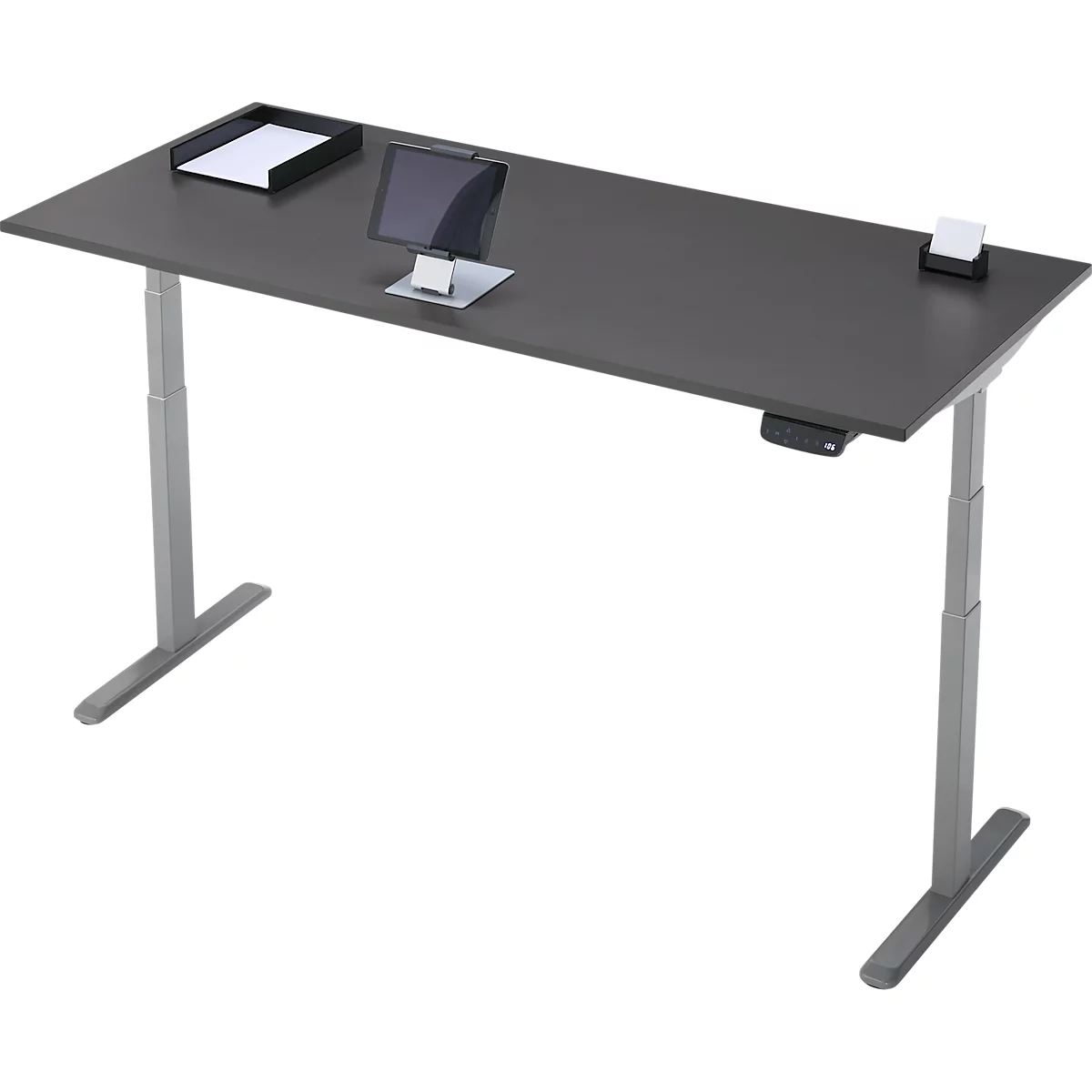 Un bureau réglable en hauteur de couleur grise avec une tablette, des papiers et un bloc-notes. Le produit est présenté sur un fond blanc.