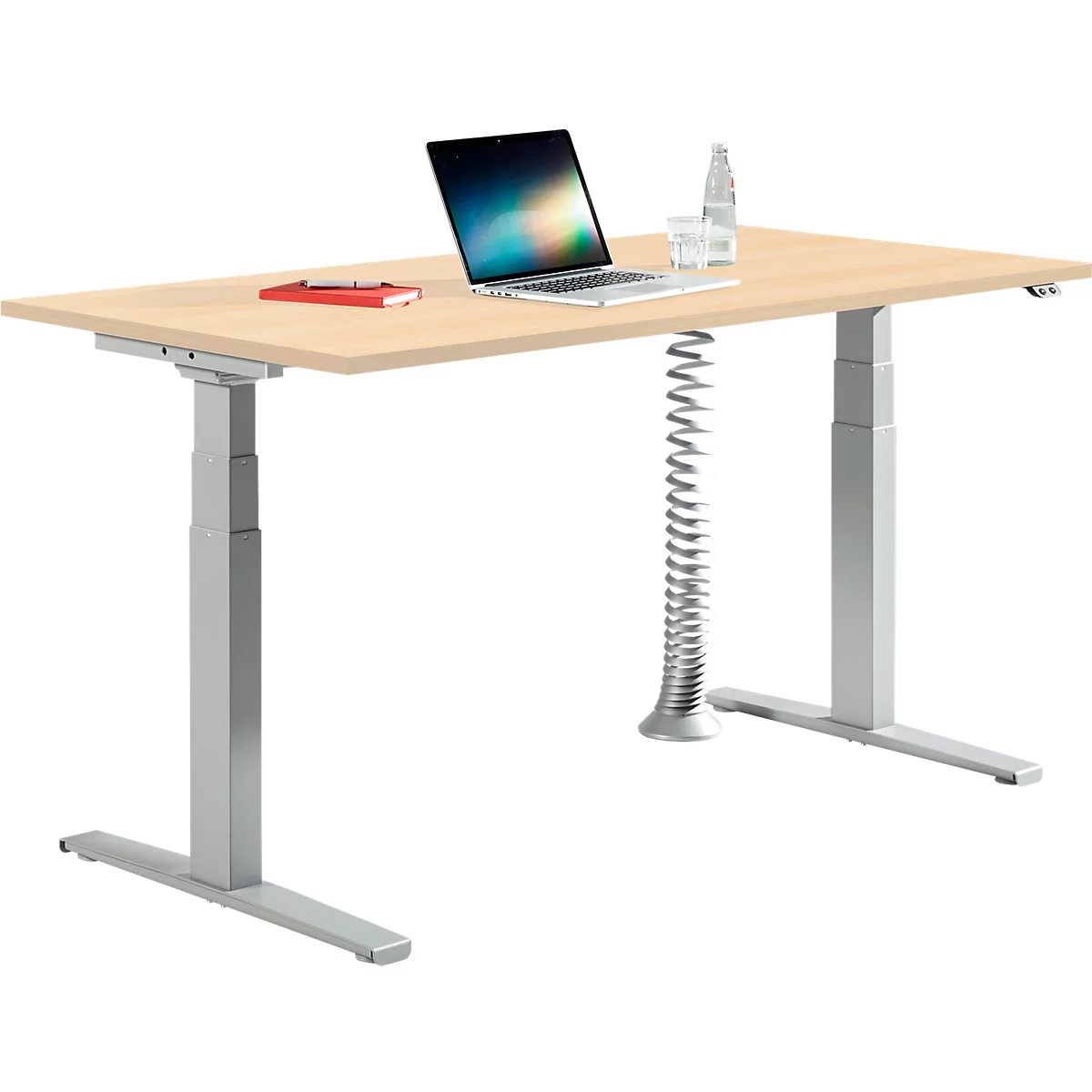Un bureau réglable en hauteur avec un plateau en bois et un cadre argenté, avec un ordinateur portable et un carnet rouge.