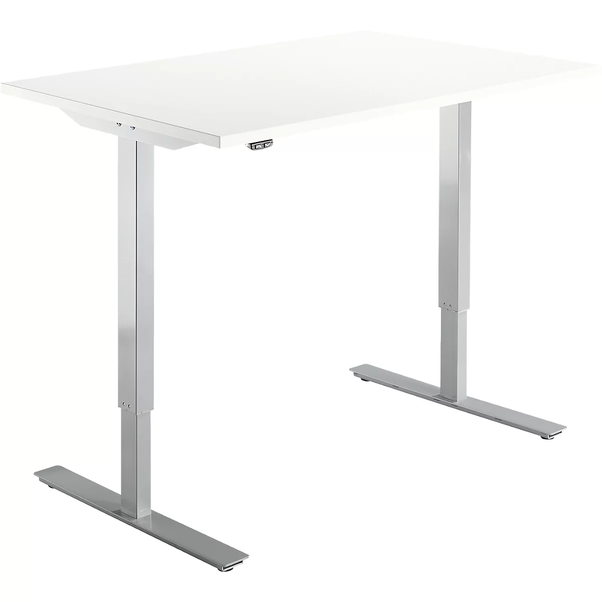 Een witte, in hoogte verstelbare bureau tegen een witte achtergrond. De bureau heeft zilveren poten en een rechthoekig tafelblad.