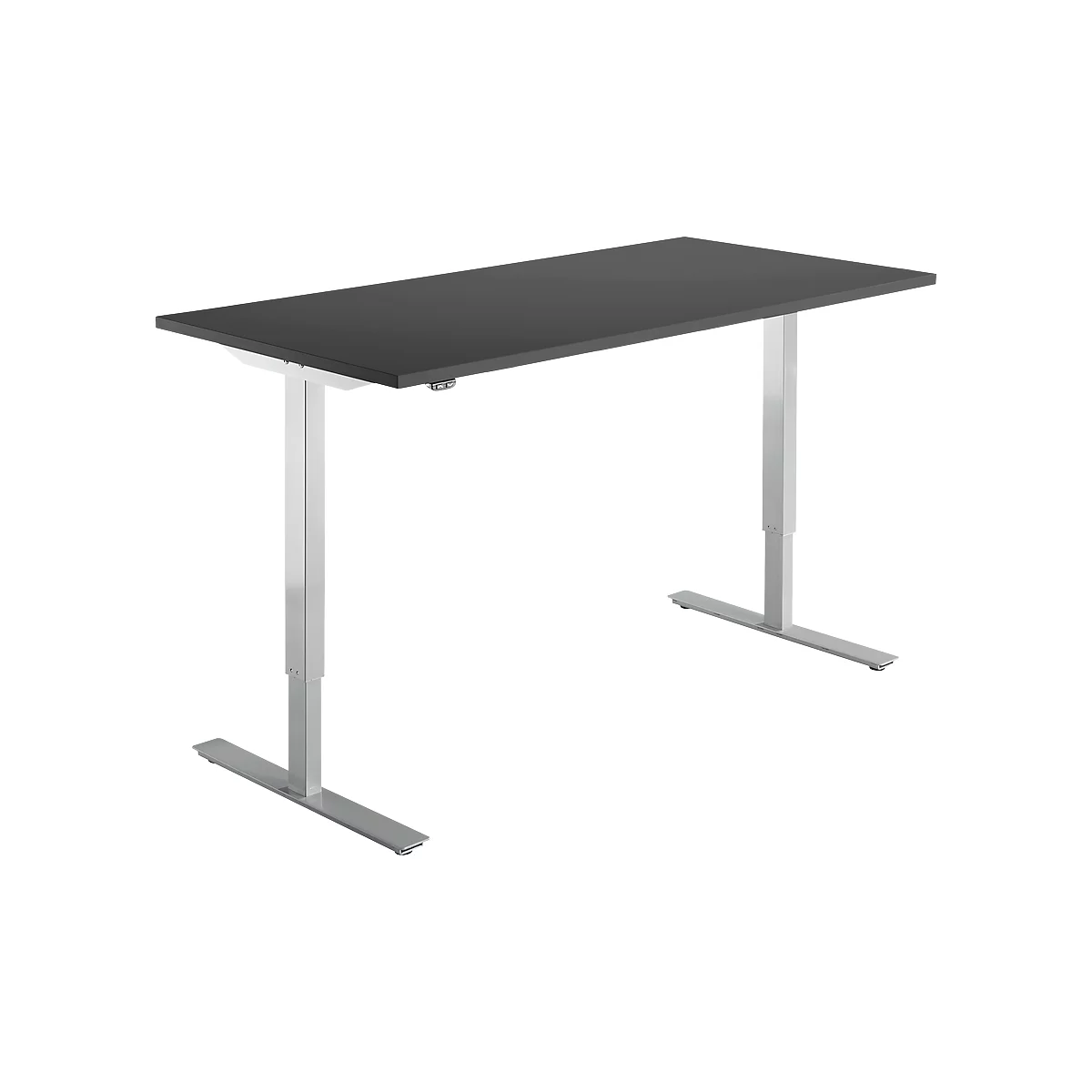 In hoogte verstelbaar bureau met zwart tafelblad en zilveren poten. Het product wordt getoond tegen een witte achtergrond.