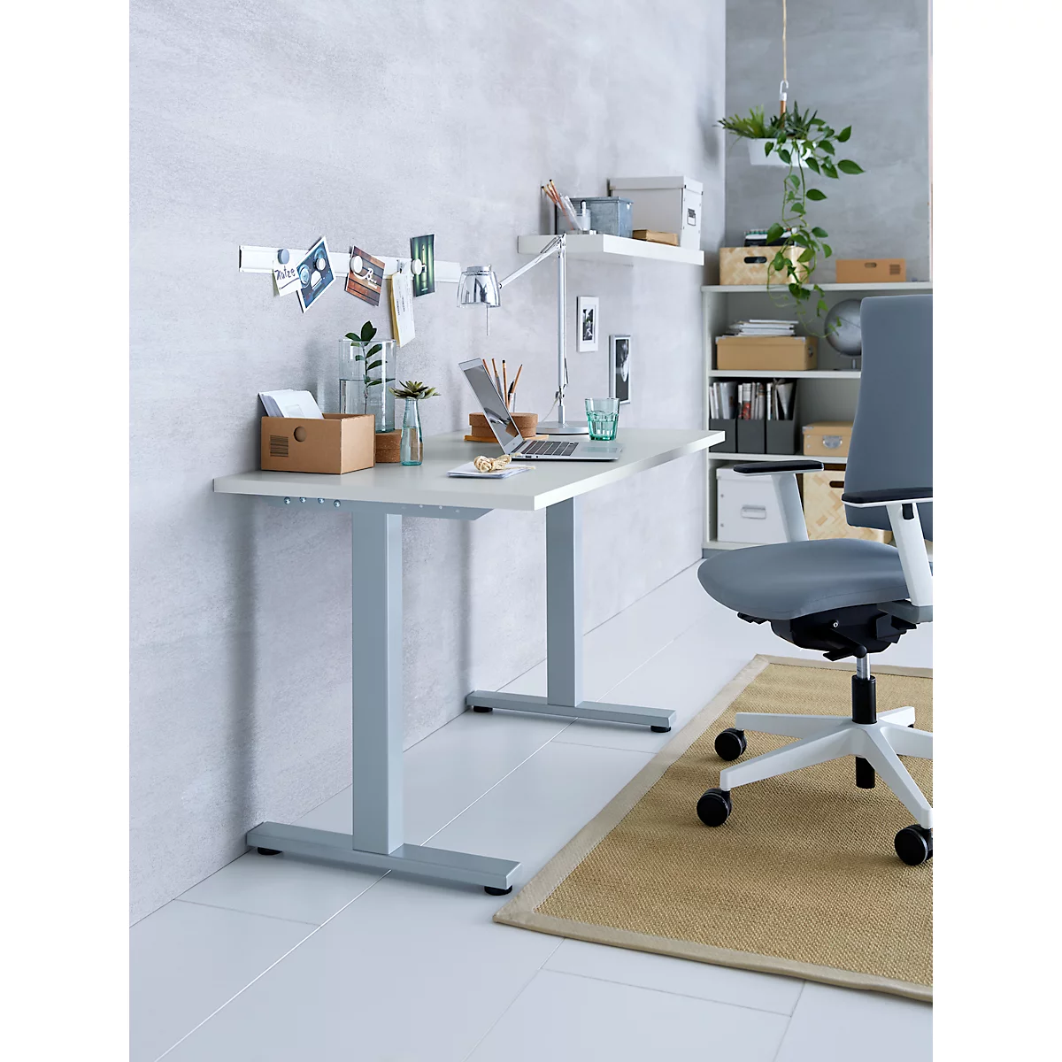 Bureau Start Off Home Office, B 1300 x D 650 x H 735 mm, T-voet, lichtgrijs/blank aluminiumkleurig
