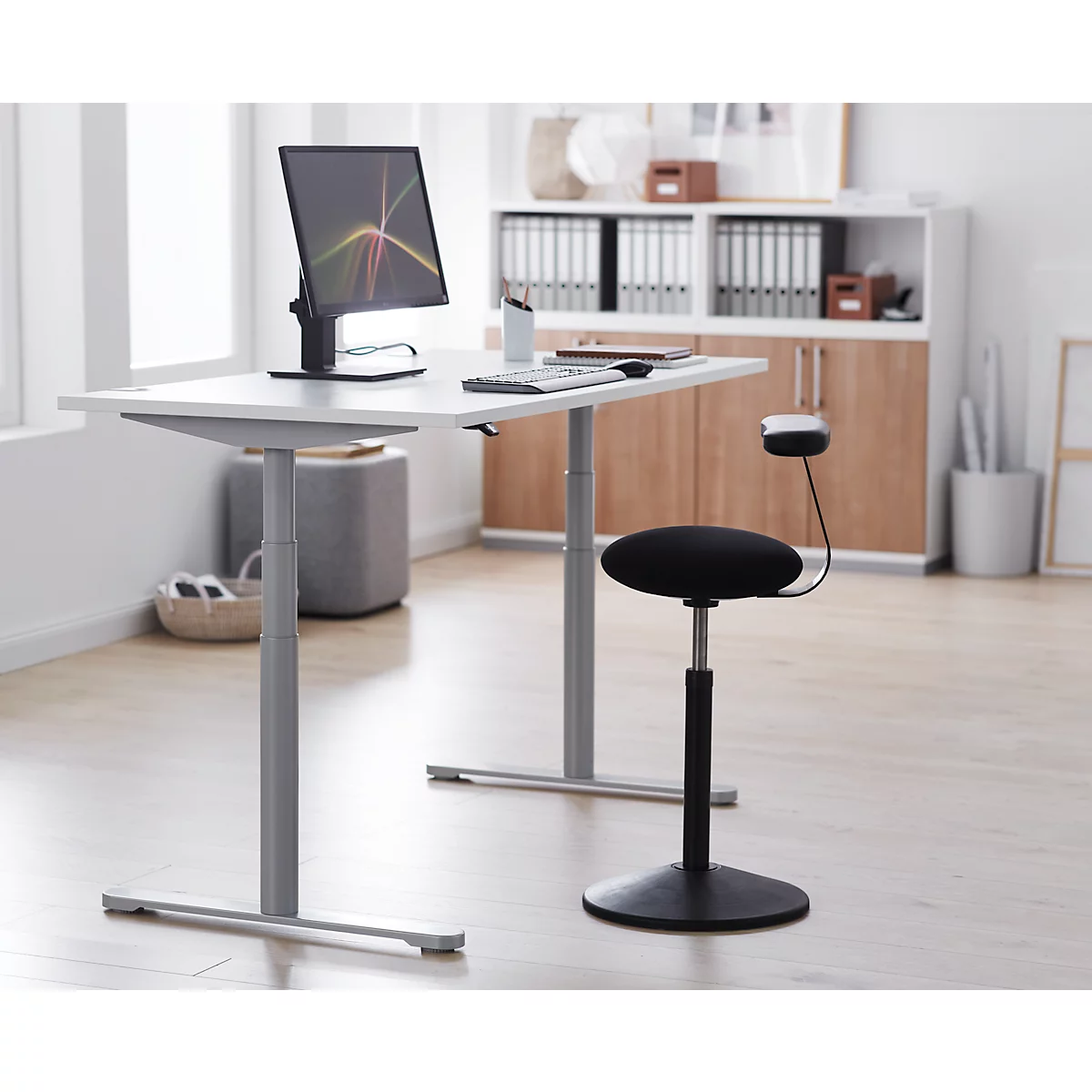 Bureau, tweetraps elektrisch in hoogte verstelbaar, T-voet ronde buis, B 1600 x D 800 x H 634-1294 mm, alu wit/wit