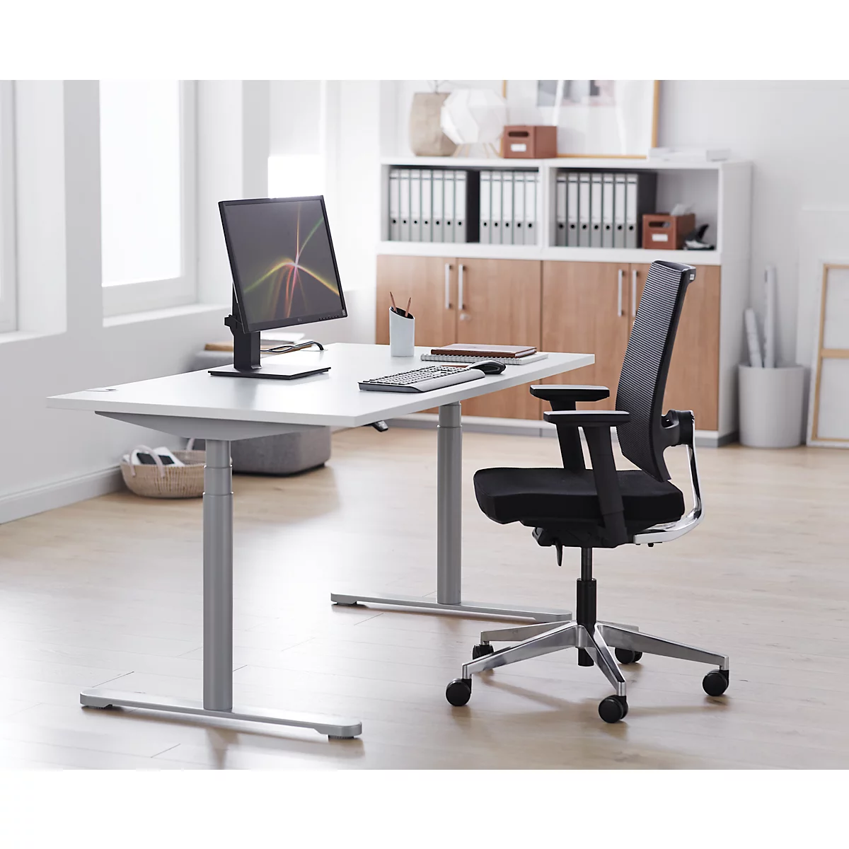 Bureau, tweetraps elektrisch in hoogte verstelbaar, T-voet ronde buis, B 1600 x D 800 x H 634-1294 mm, alu wit/wit