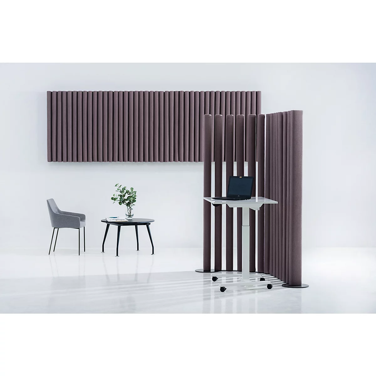 Espace de bureau avec des murs insonorisés, un ordinateur portable, une chaise et une table. Les murs ont des rainures verticales et sont de couleur prune foncée.