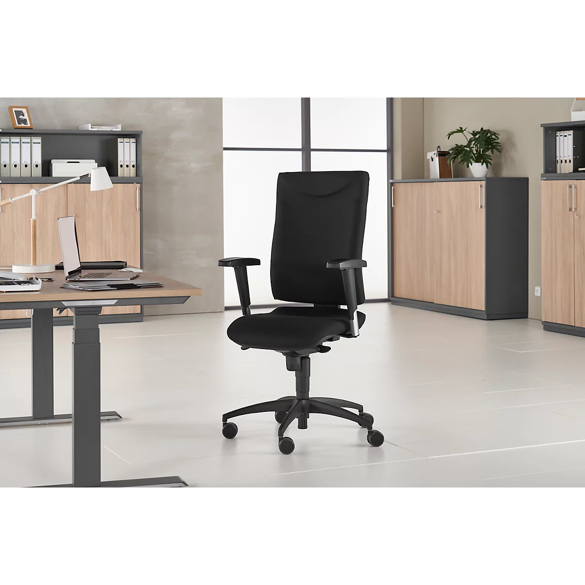 Bureaustoel CLEAN SSI Proline P1 - puntsynchroonmechanisme - zitting met bekkensteun - antibacteriële bekleding - met armleuningen - zwart - Schäfer Shop Pure