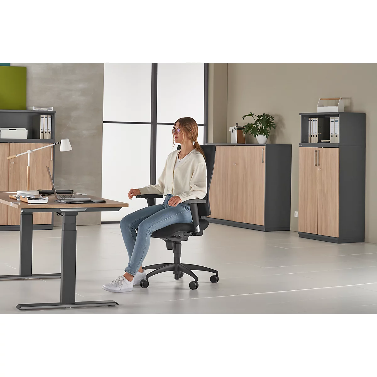 Bureaustoel CLEAN SSI Proline P1 - puntsynchroonmechanisme - zitting met bekkensteun - antibacteriële bekleding - met armleuningen - zwart - Schäfer Shop Pure