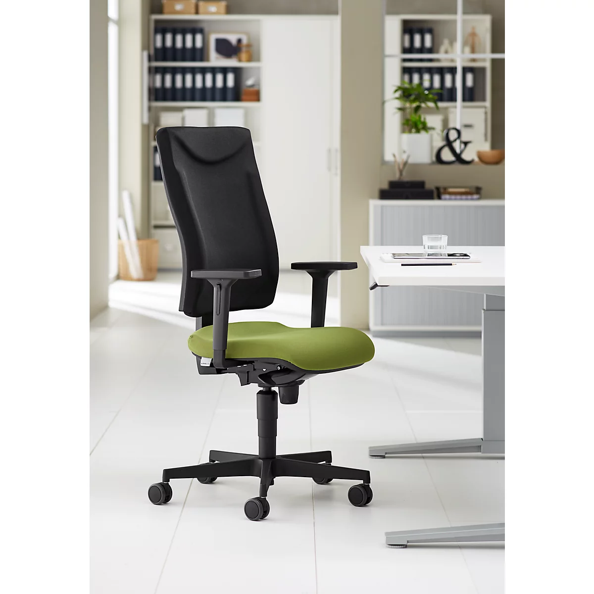 Bureaustoel ECO SSI Proline P1 - gerecycled kunststof - synchroonmechanisme - ergonomisch wervelsteun - afronding ter hoogte van de knieën - met armleuningen - salie en zwart - Schäfer Shop Pure