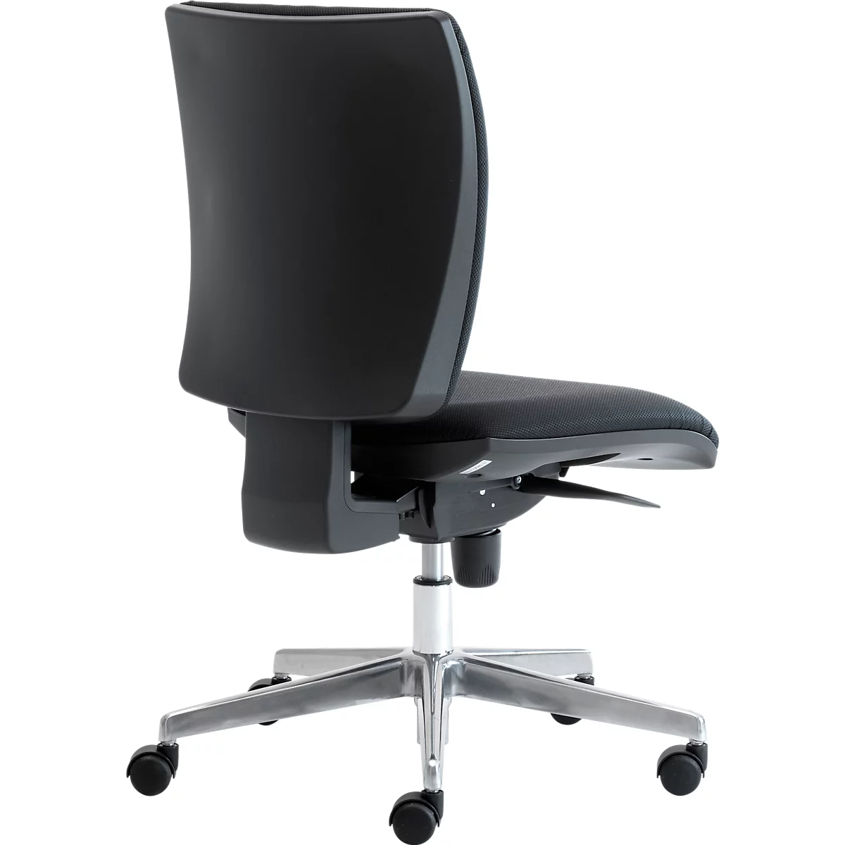 Zwarte bureaustoel, van opzij bekeken. Hij heeft wielen, een zilveren frame en een gebogen rugleuning.