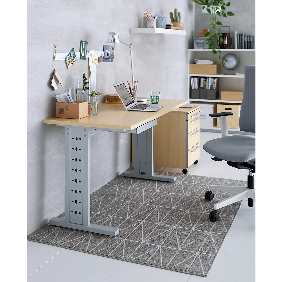 Bureautafel MOXXO IQ, rechthoekig, C-poot, B 1300 x D 650 x H 735 mm, ahorn/wit aluminium RAL 9006 