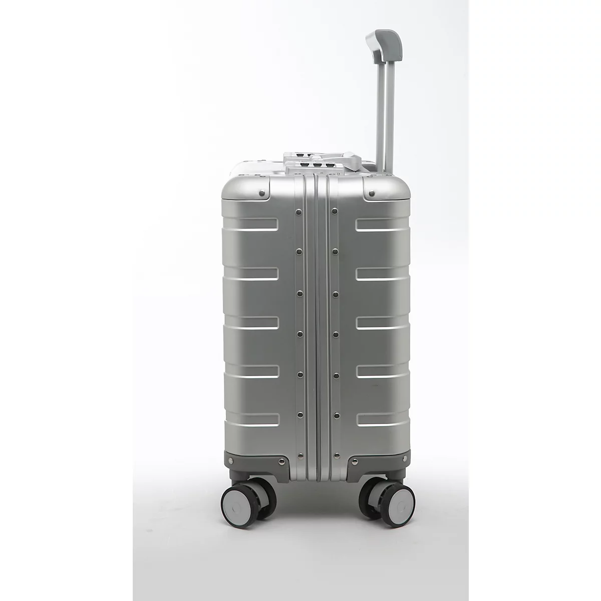 Valise argentée avec poignée télescopique et roulettes, sur fond blanc.