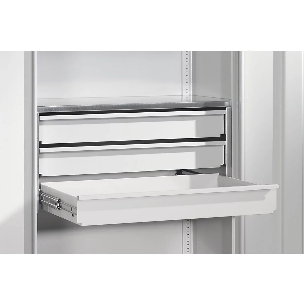 C+P Akkuladeschrank Acurado, abschließbar, mit Inneneinrichtung, B 930 x T 500 x H 1950 mm, Stahl, lichtgrau RAL 7035/anthrazitgrau RAL 7016