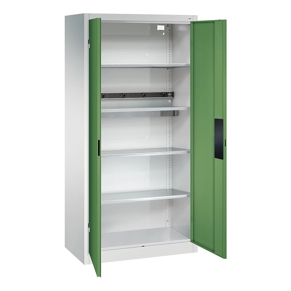 Offener Metallschrank mit grünen Türen und weißen Regalen, vor weißem Hintergrund. Der Schrank ist leer.