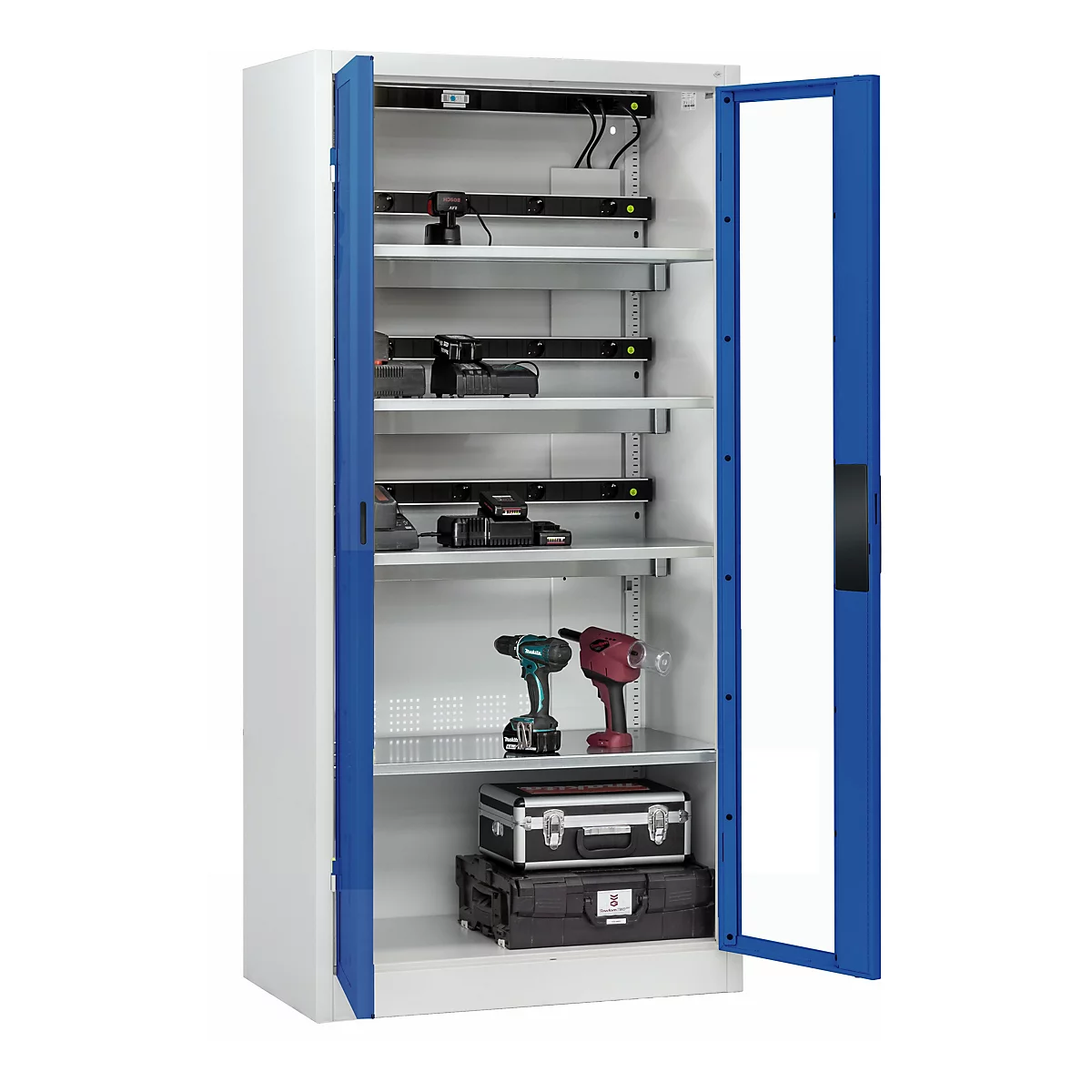 Weiß-blauer Werkzeugschrank, Tür offen. In Regalen befinden sich Werkzeuge, Koffer und Akku-Werkzeuge.