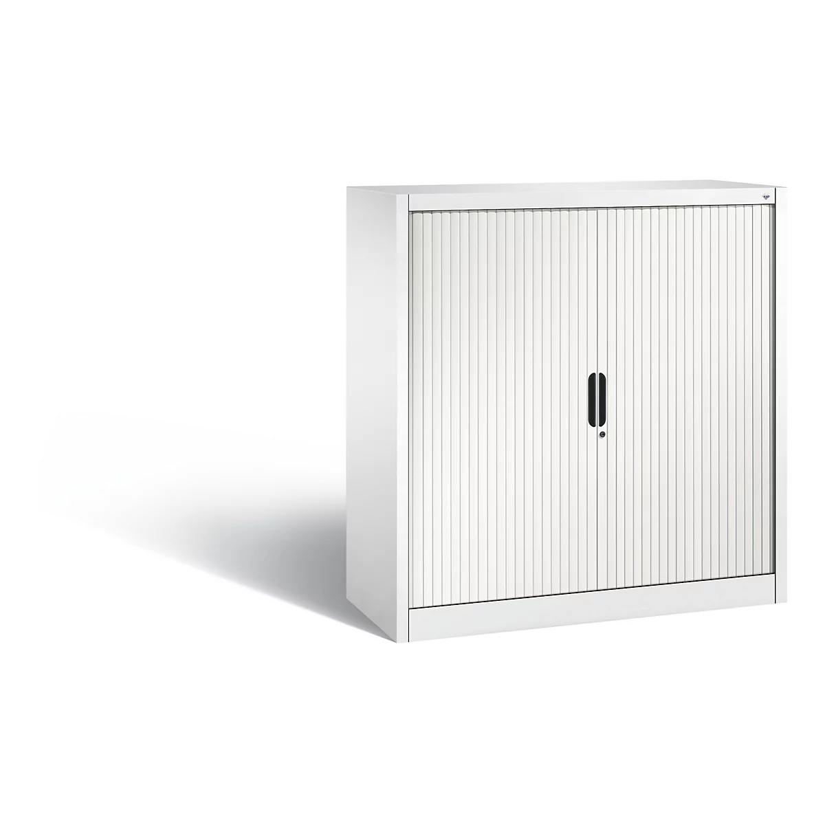 Armoire de bureau blanche avec volet roulant, poignée noire, sur fond blanc.