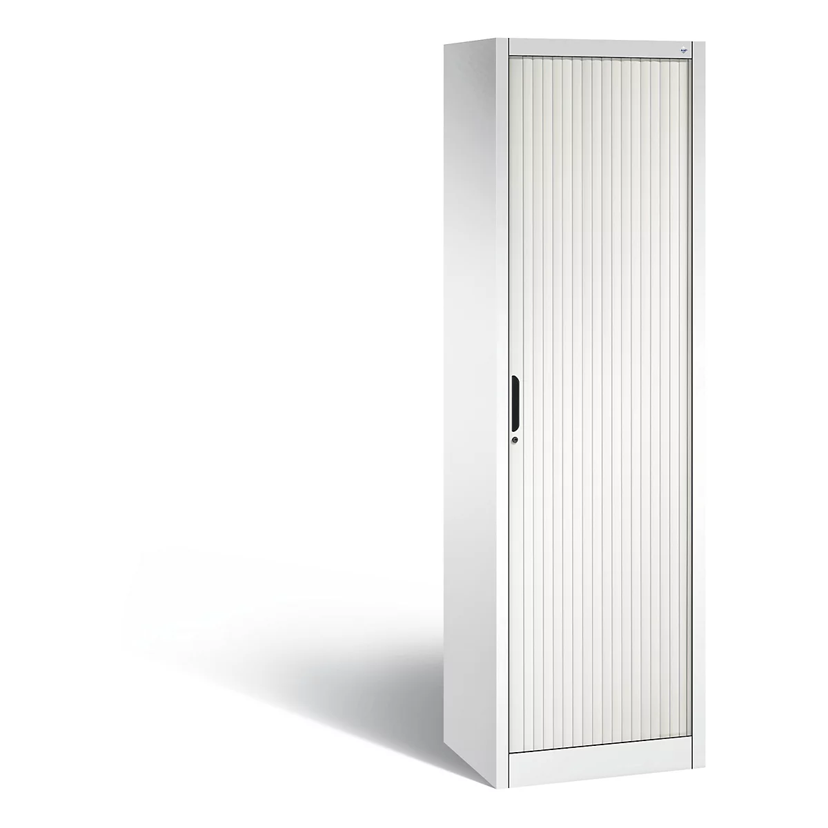 Grande armoire blanche avec une porte à lattes. Poignée et serrure noires.