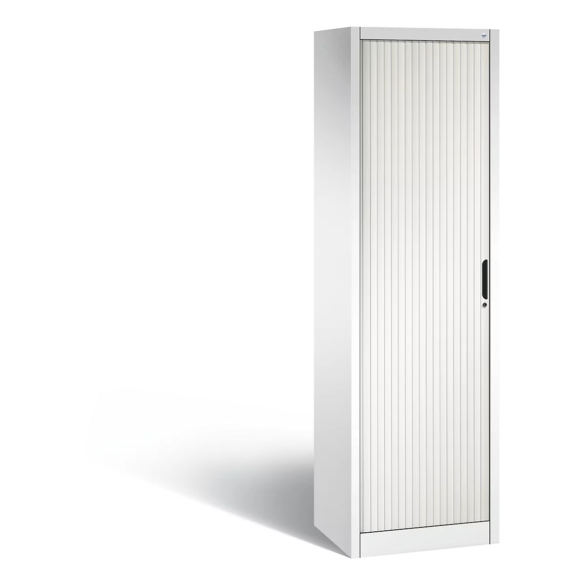Classeur blanc avec rideau roulant et poignée noire. Rayures verticales sur la porte. Ombre sur fond blanc.