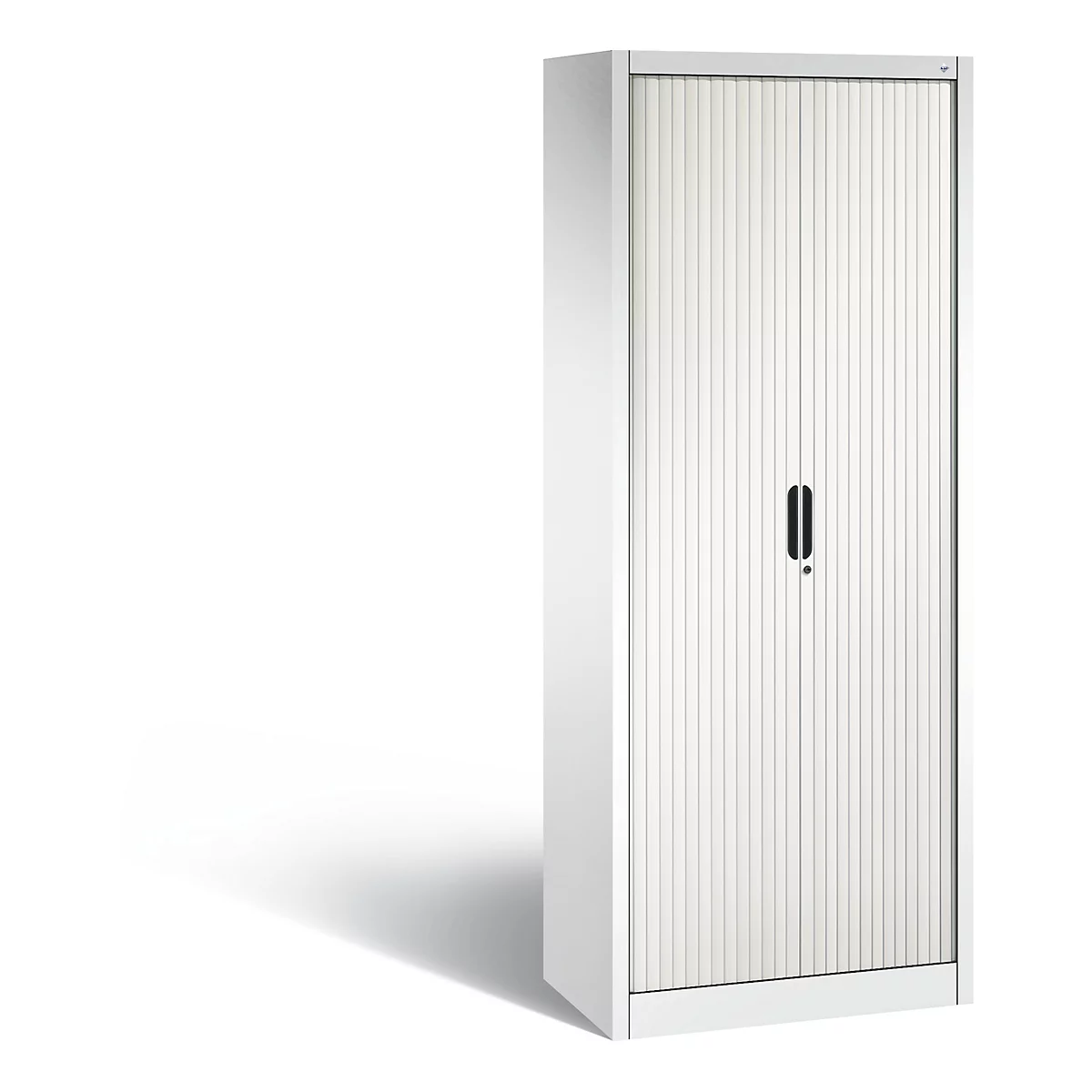 Armoire blanche à façade cannelée. L'armoire a une poignée noire et une clé. Elle se dresse sur un fond blanc.